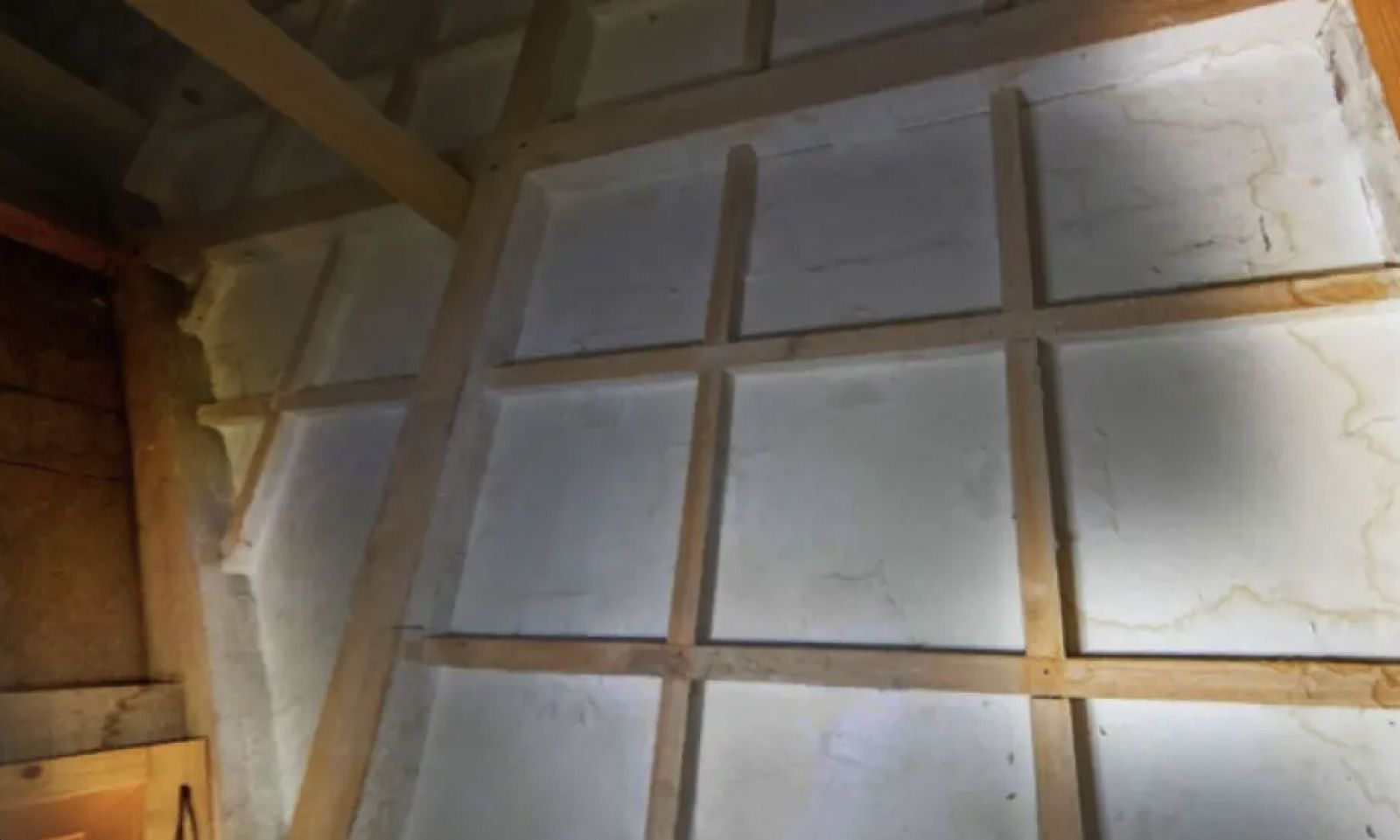 Foto del Gobierno de Aragón donde denuncia humedades en la estructura que envuelve las pinturas