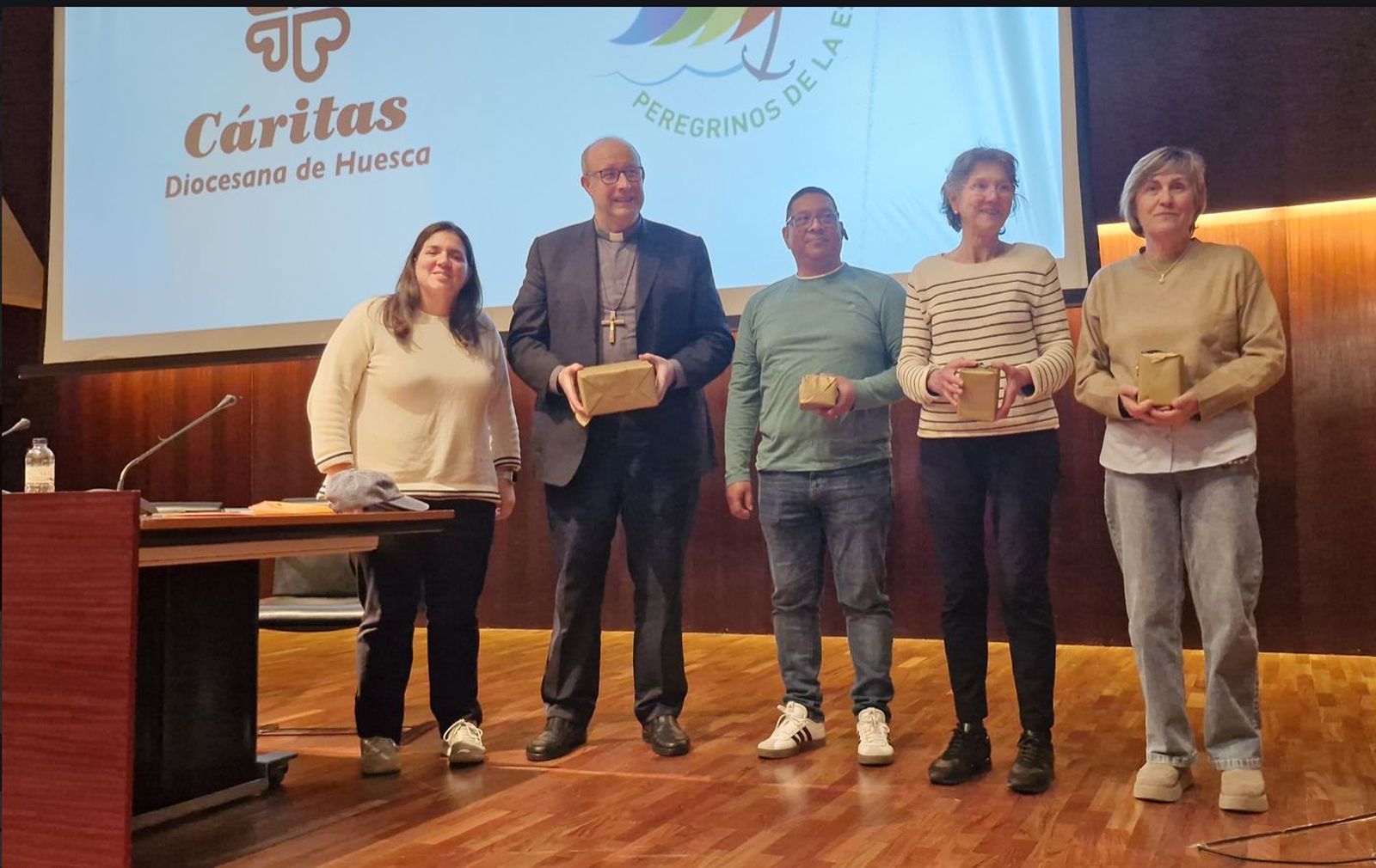 Satué, con otros participantes en las Jornadas de Cáritas Huesca