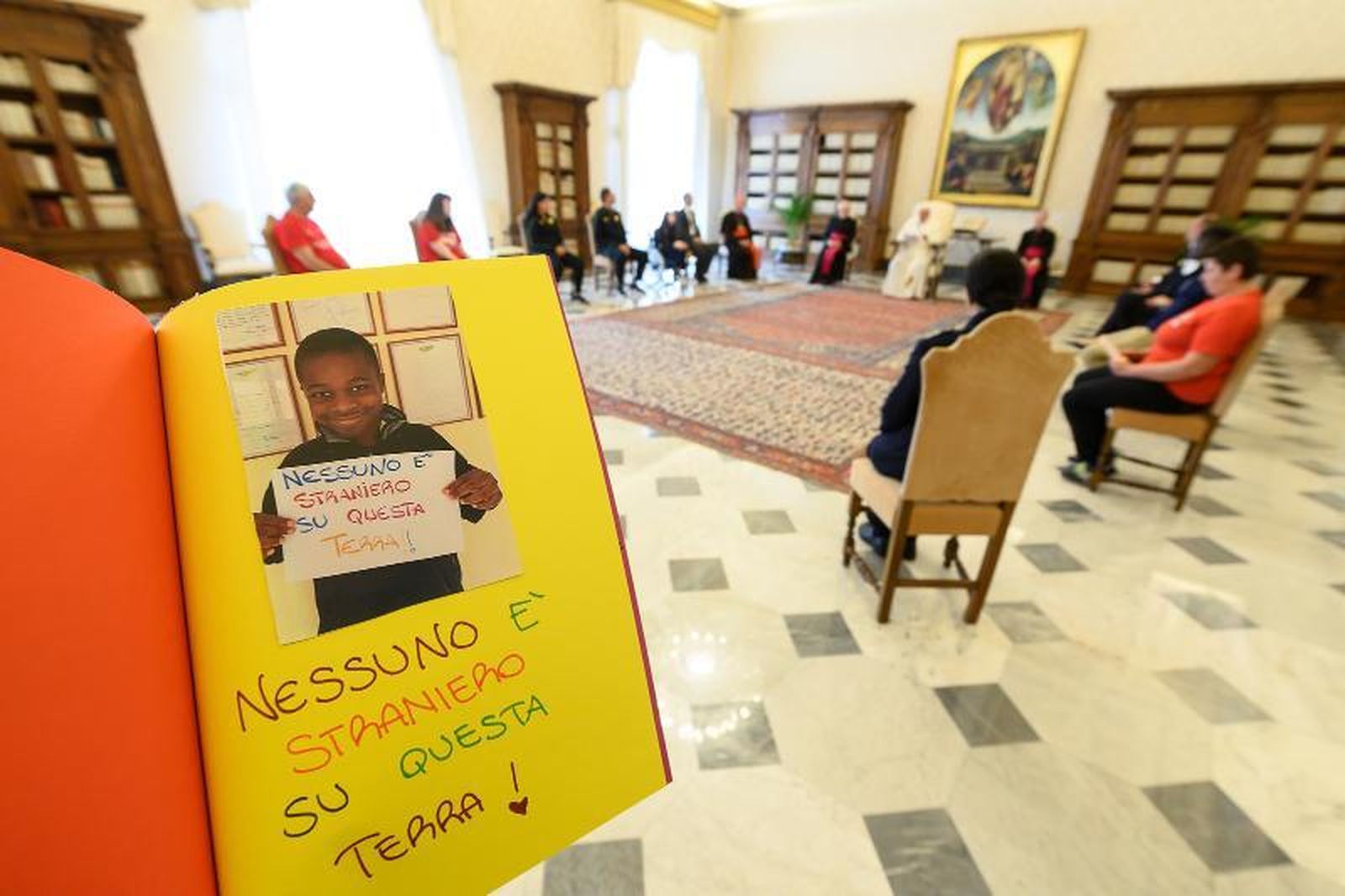 El Papa retoma su agenda pública, con distancia de seguridad pero sin mascarillas