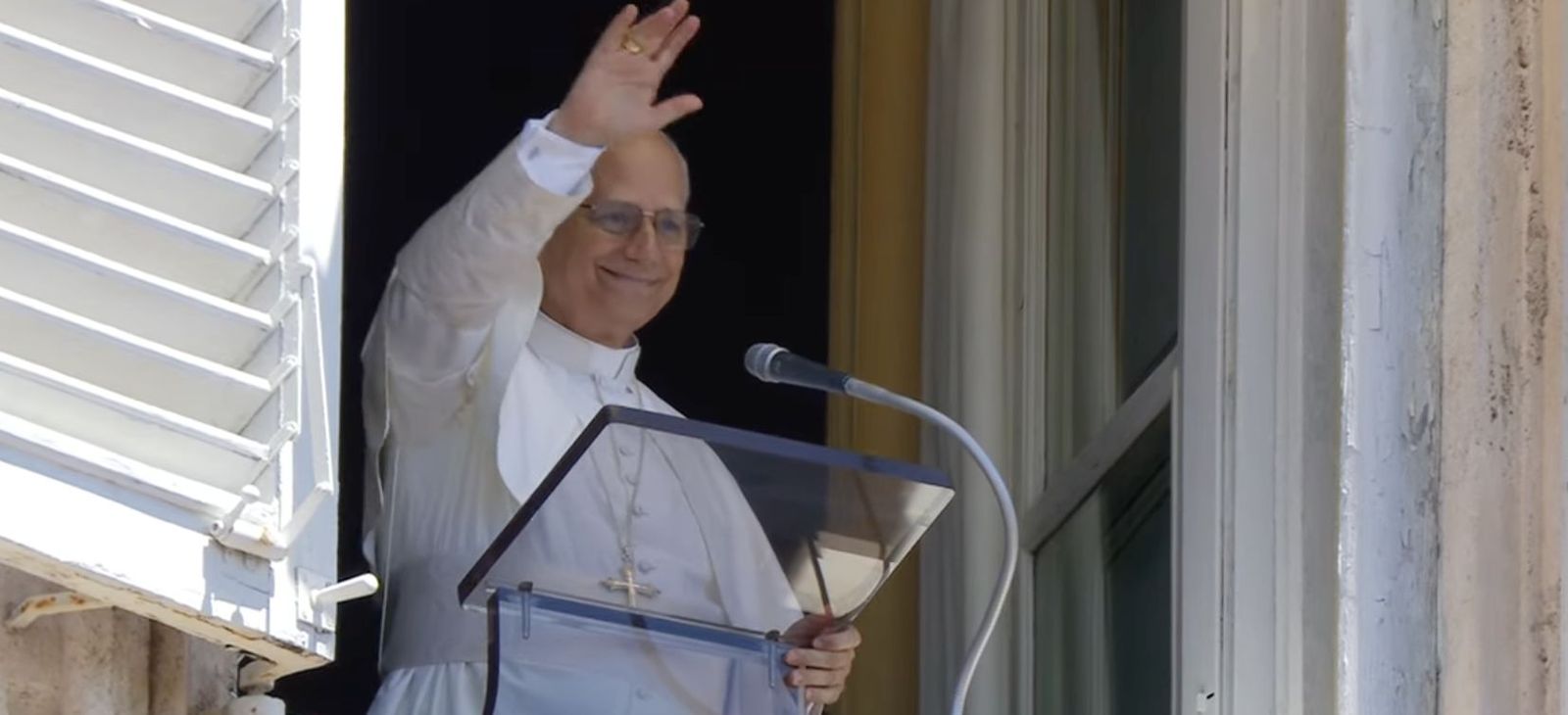 León XIV saluda a los fieles desde el palacio apostólico