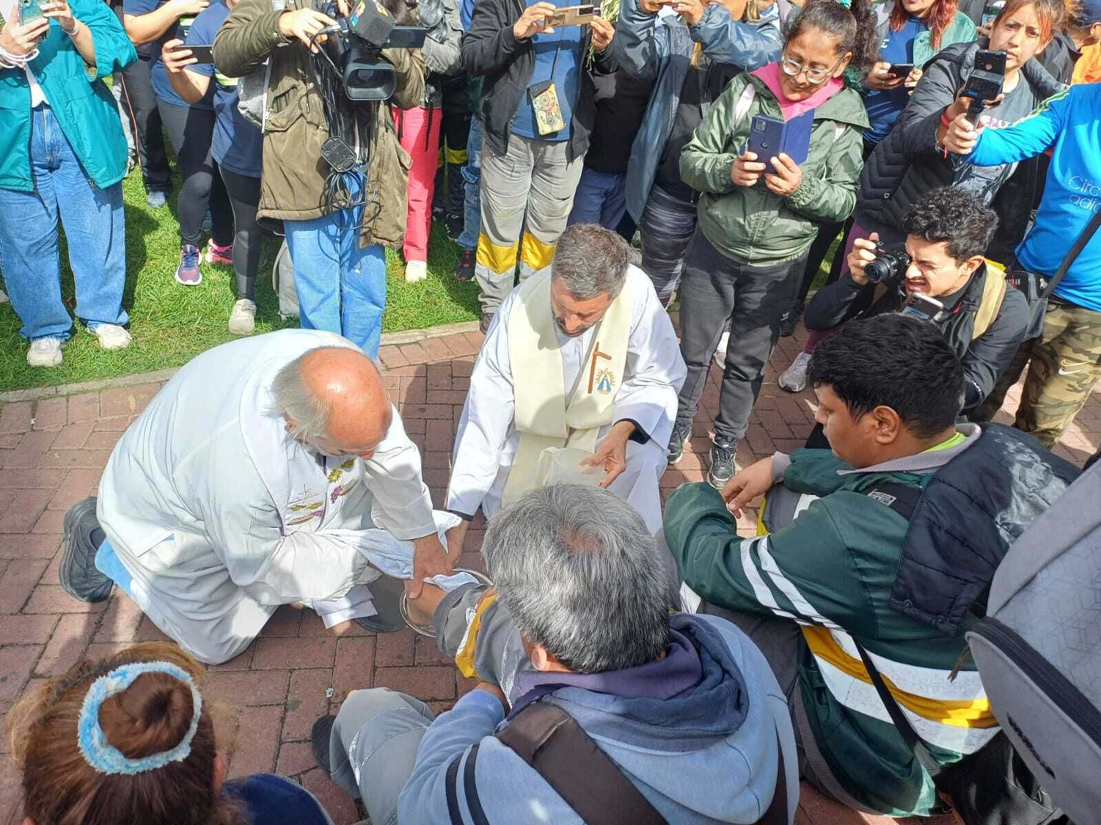 Lavado de pies a los cartoneros