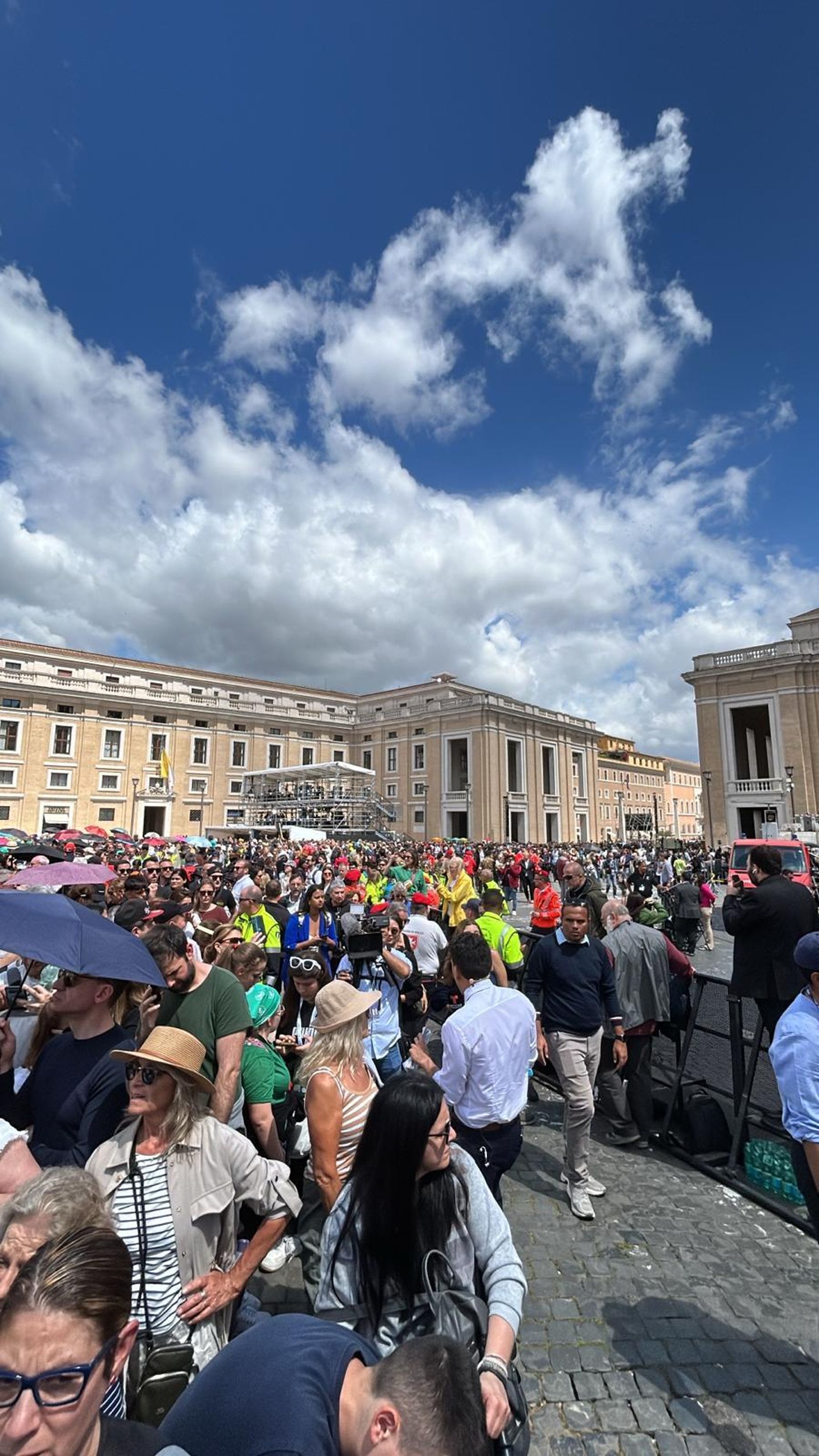 Fieles en San Pedro este viernes