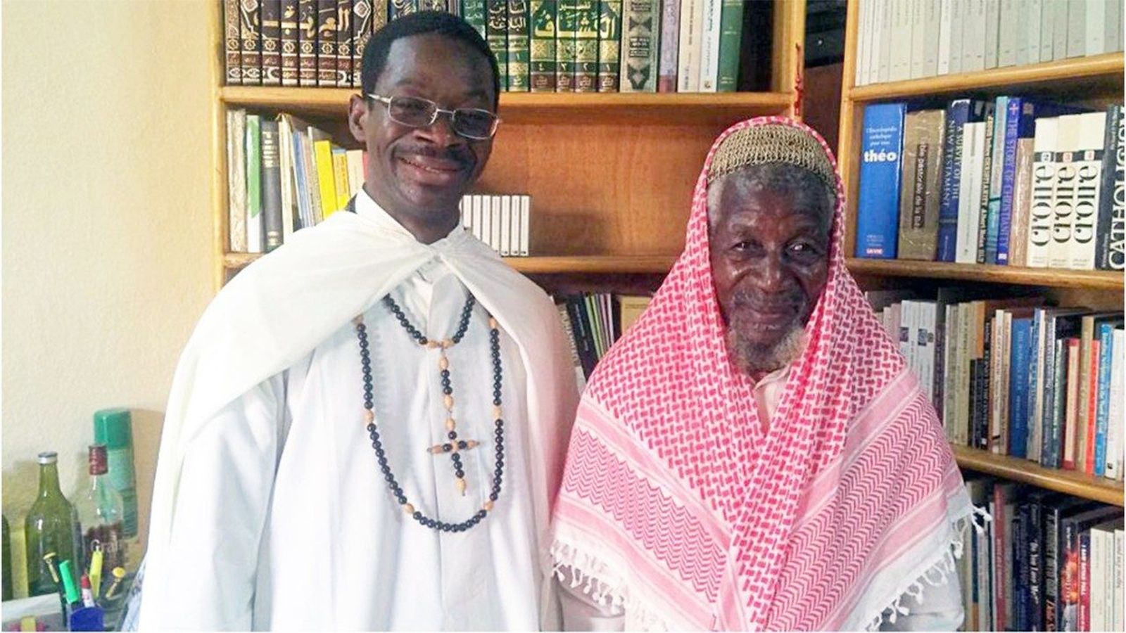 El sacerdote Mamadou Adrien Sawadogo y su padre Al-Hadjdj Issa, iman