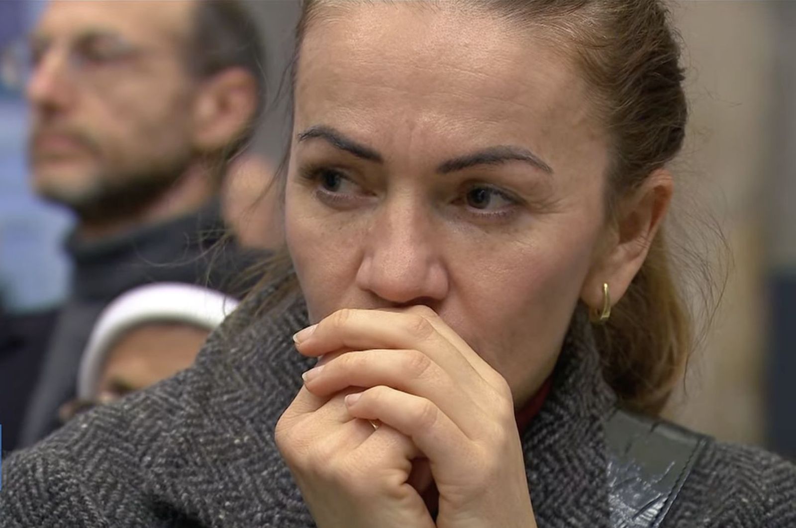 Una mujer reza en la báslica de San Pablo Extramuros