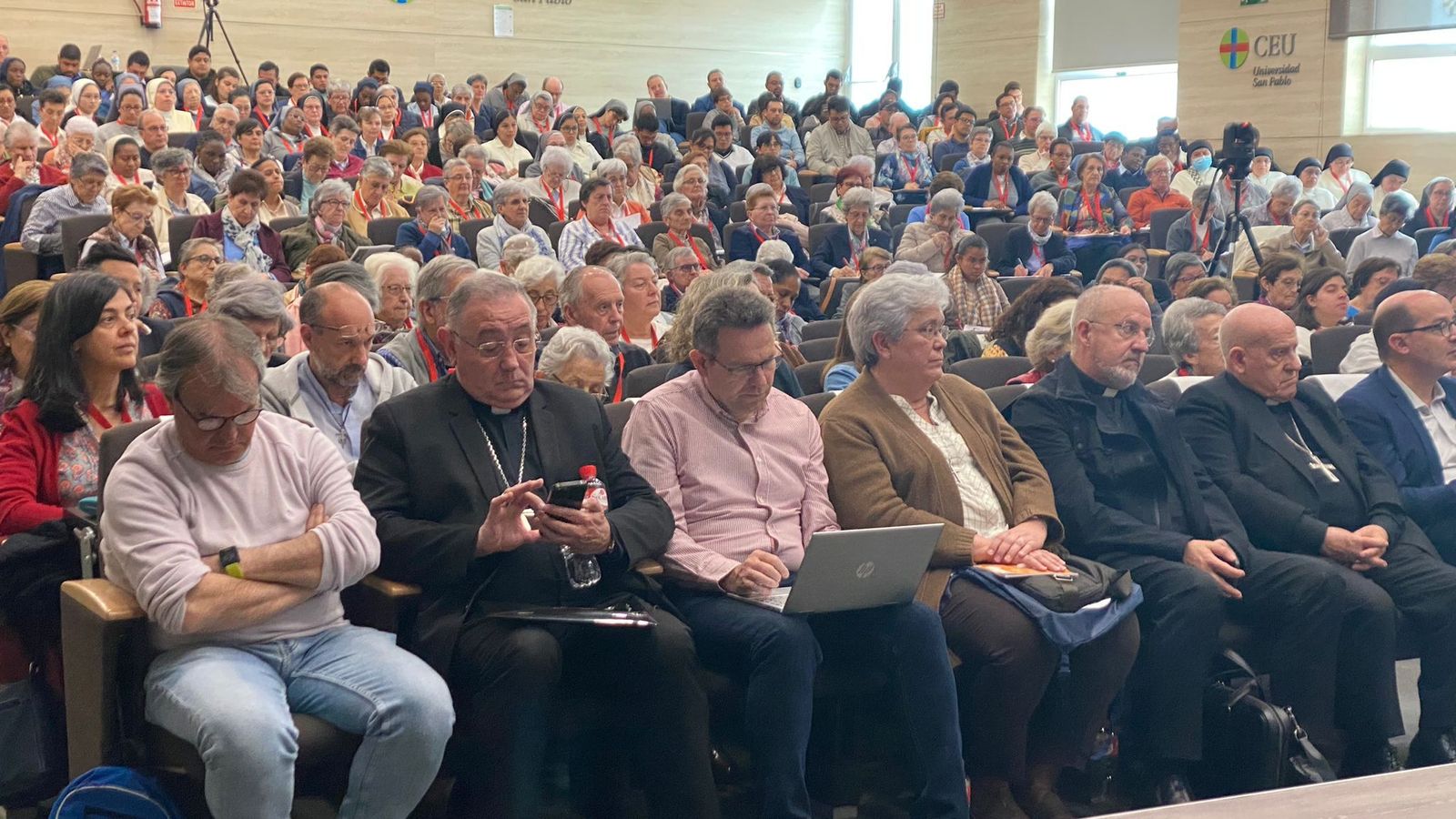 Un auditorio repleto escuchando a Liliana Franco