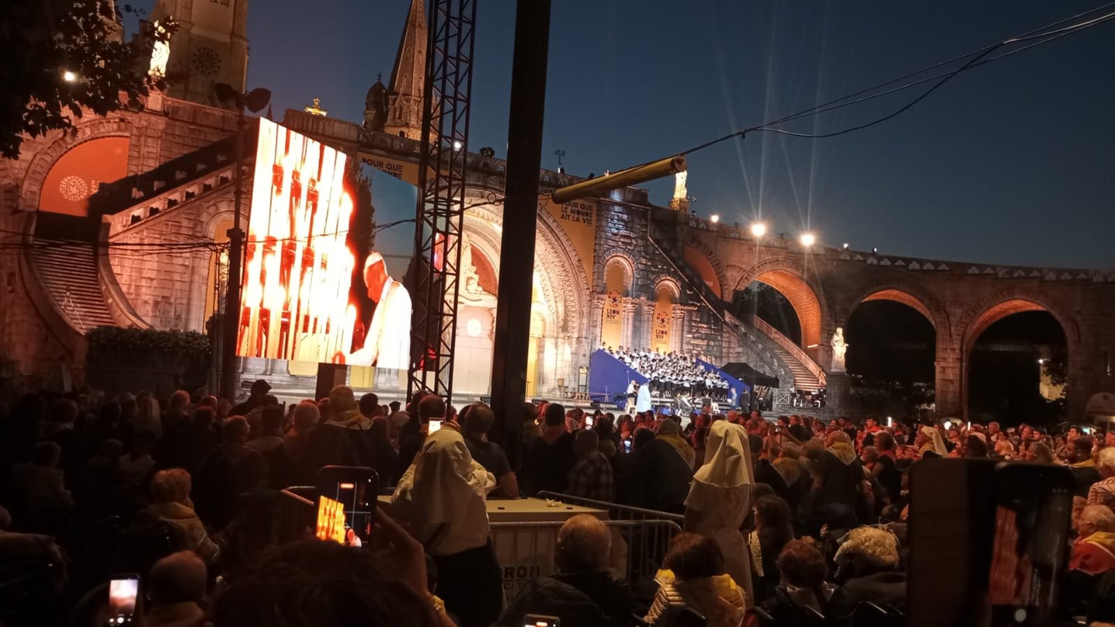 El papa León XIV, captado de cerca por una de las jóvenes barcelonesas de la Hospitalidad durante su llegada al santuario de Lourdes.