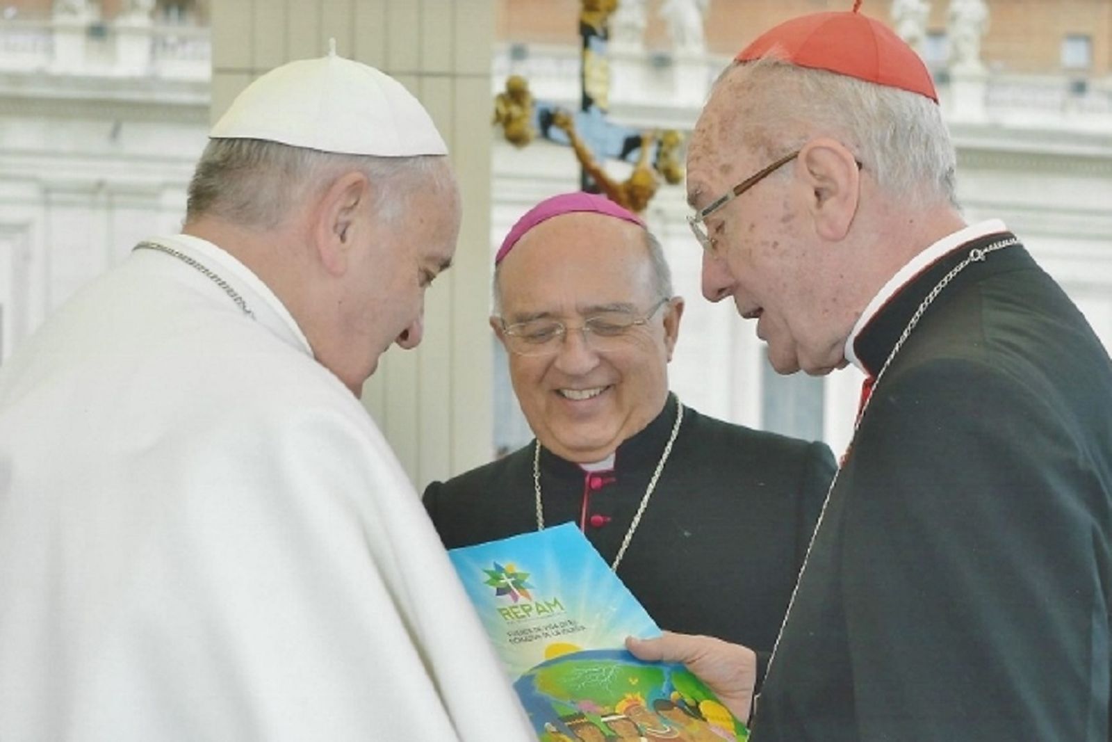 El cardenal Barreto (centro), con el Papa y el Cardenal Hummes