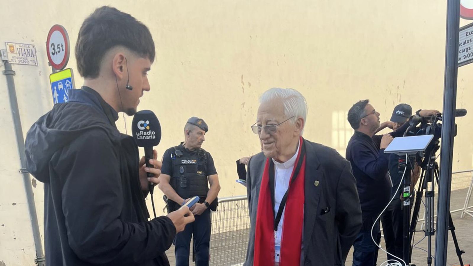 El Padre Ángel entrevistado en Tenerife