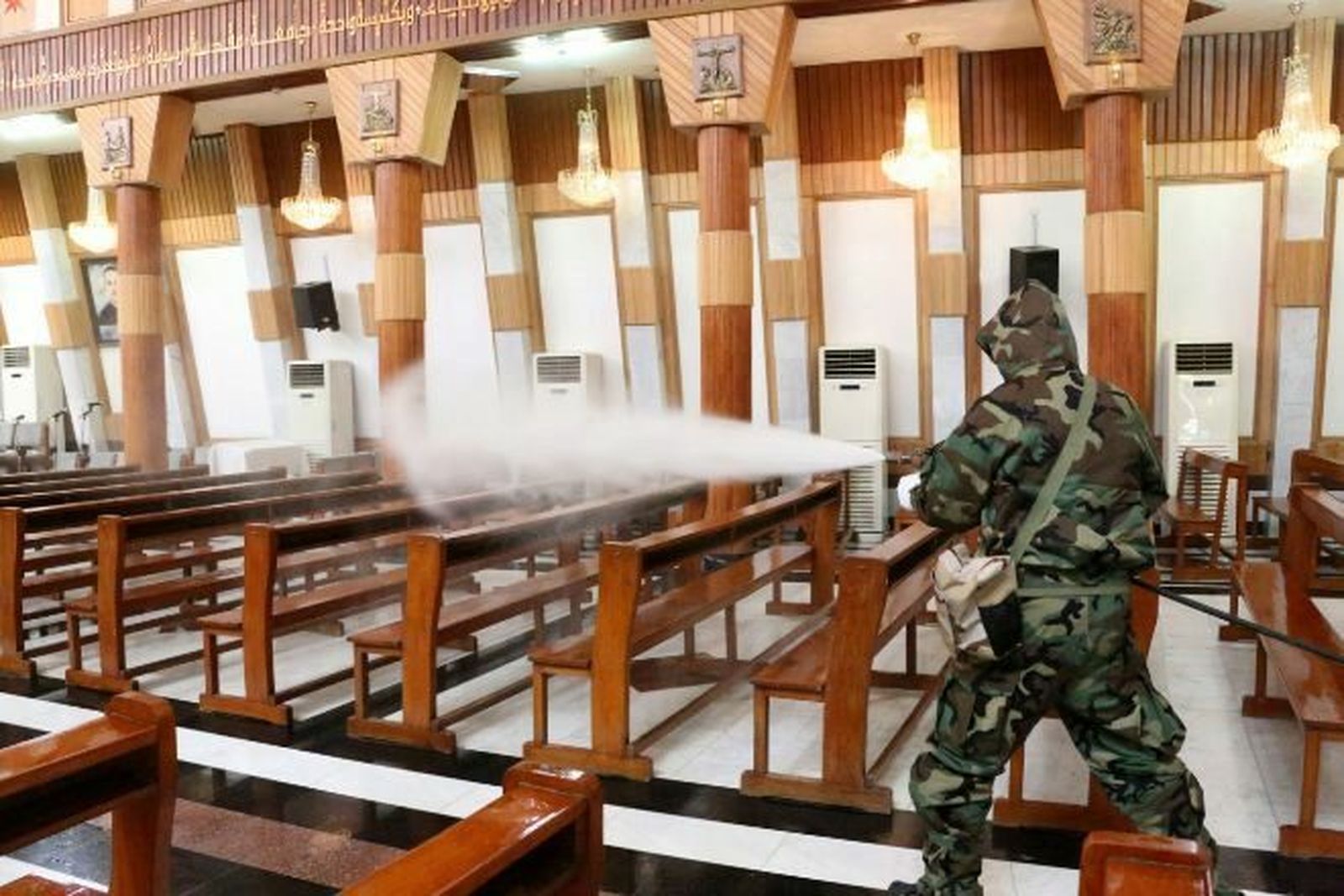 Desinfección de un templo en Irak
