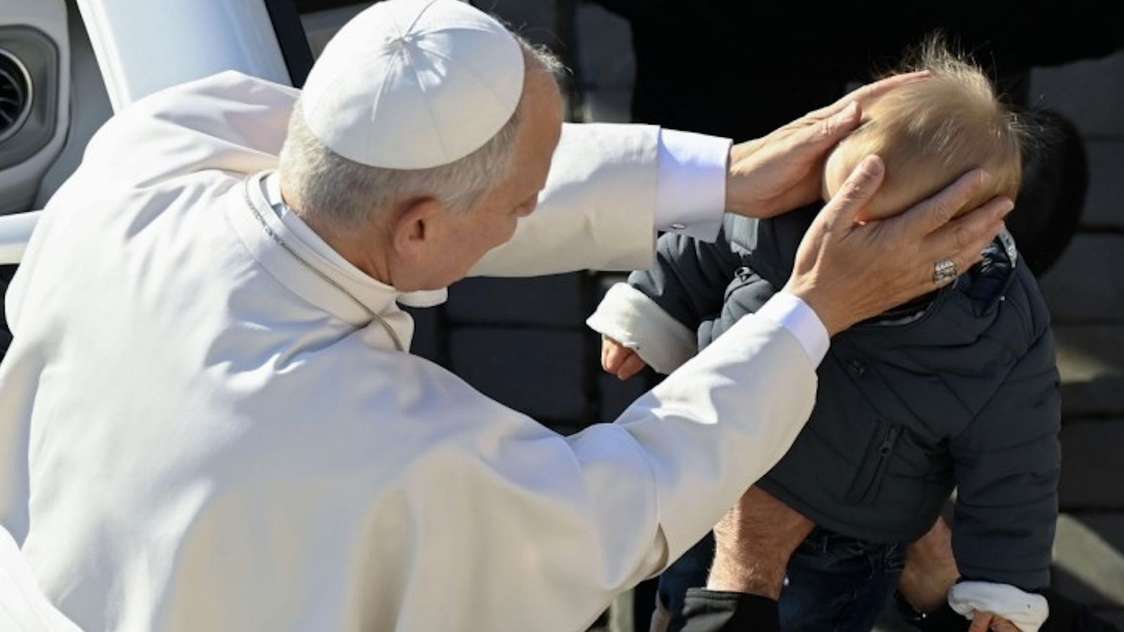 León XIV acaricia a un niño