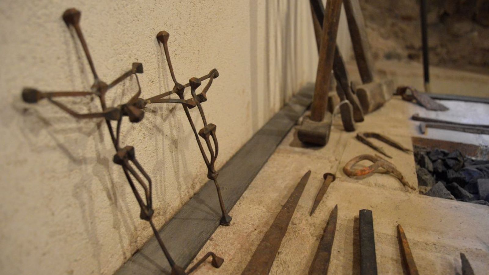 Las herramientas del taller del padre muestran cómo creció el arquitecto entre oficio y devoción.