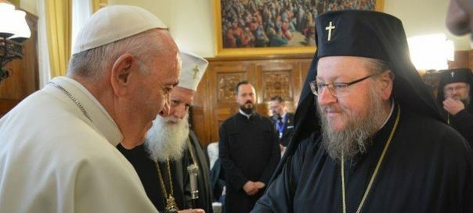 El metropolita Naum saluda al Papa en presencia del Patriarca Neofit