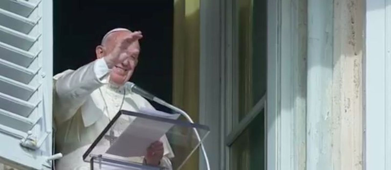 Francisco saluda a los fieles en el Angelus