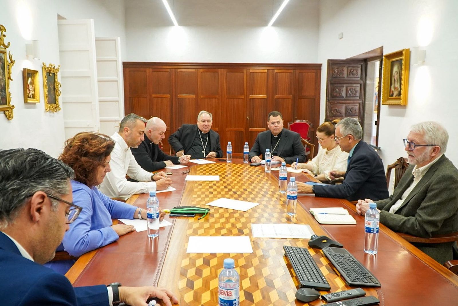 Los obispos canarios con los coordinadores de la CEE