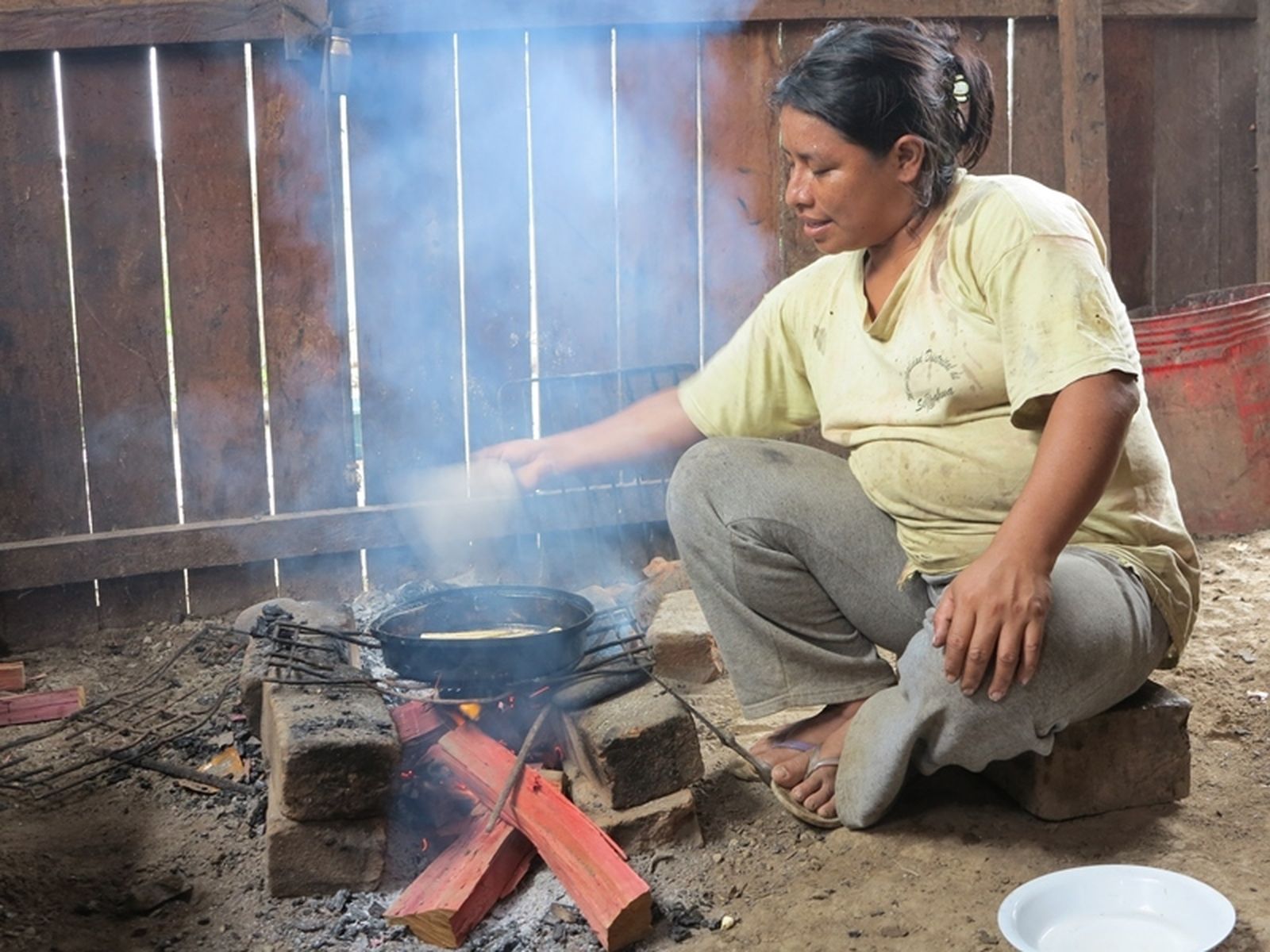 Lemaire Ayachi cocinando en la candela (Río Mishahua-Ucayali)