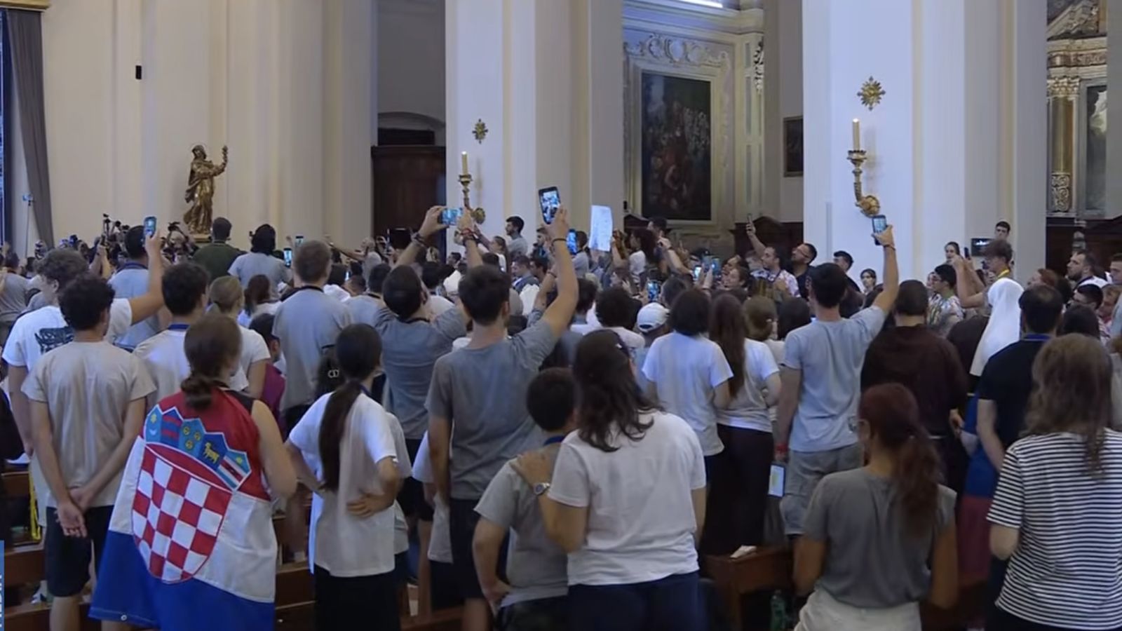 Los jóvenes saludan al Papa a su llegada a la basílica de Asís