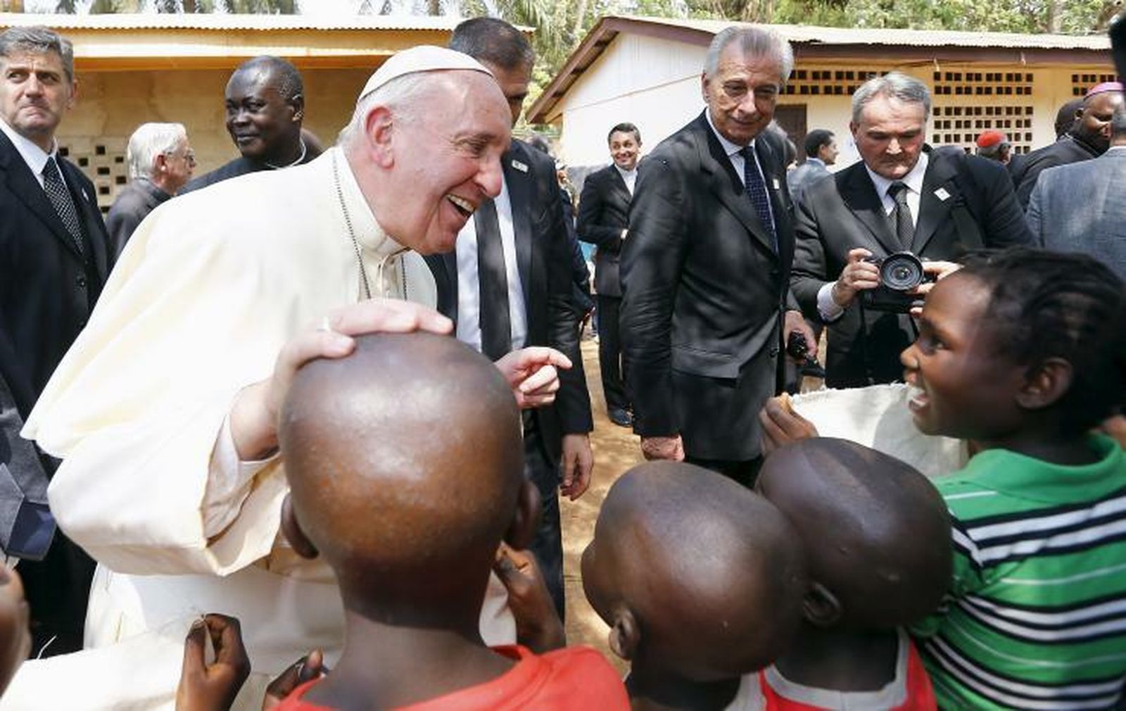 El Papa saluda a niños en las misiones