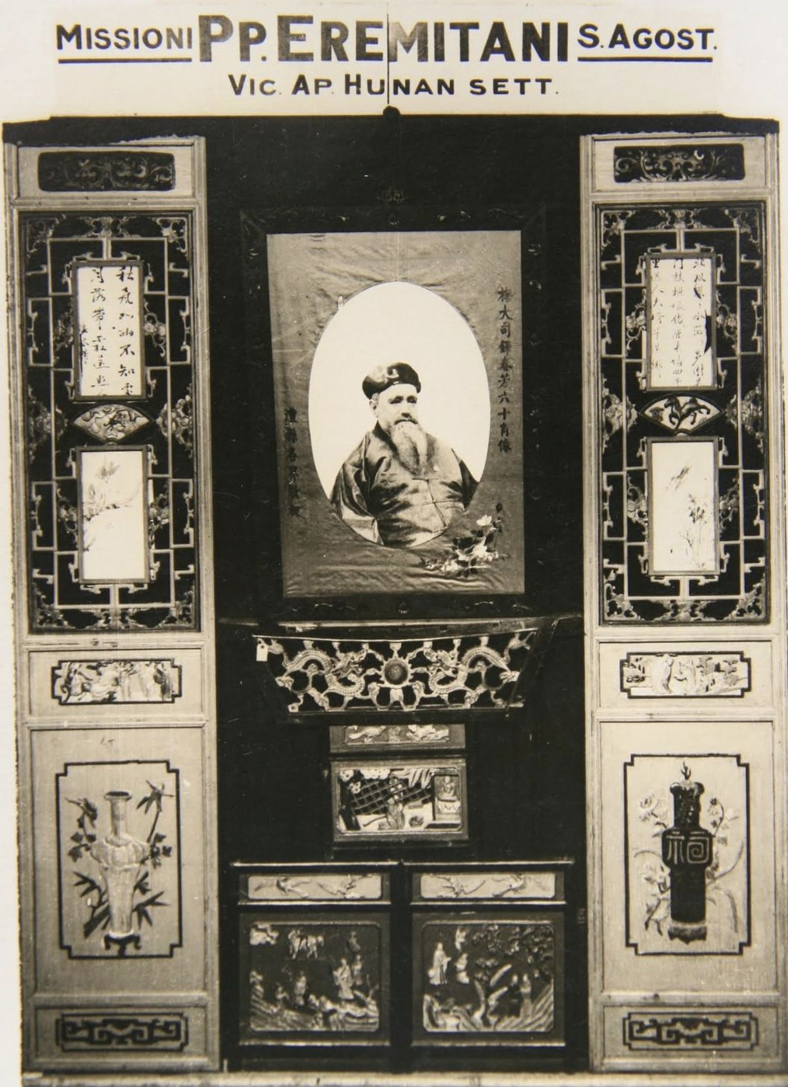 Puerta de una casa convertida en iglesia, con el retrato del P. Abrahán Martínez bordado a mano con hilos de seda y sobre fondo también de seda