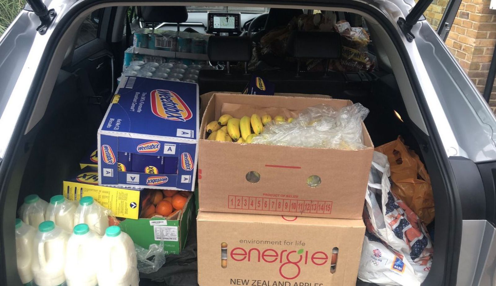 Reparto de ayuda alimentaria en la parroquia