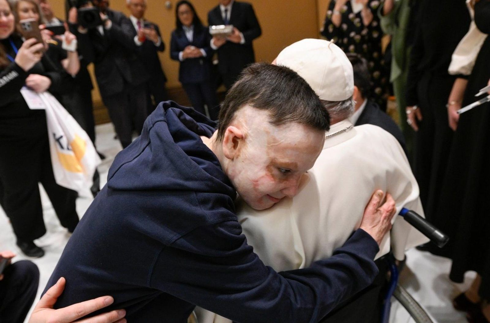 El Papa abraza a Roman Oleksiv