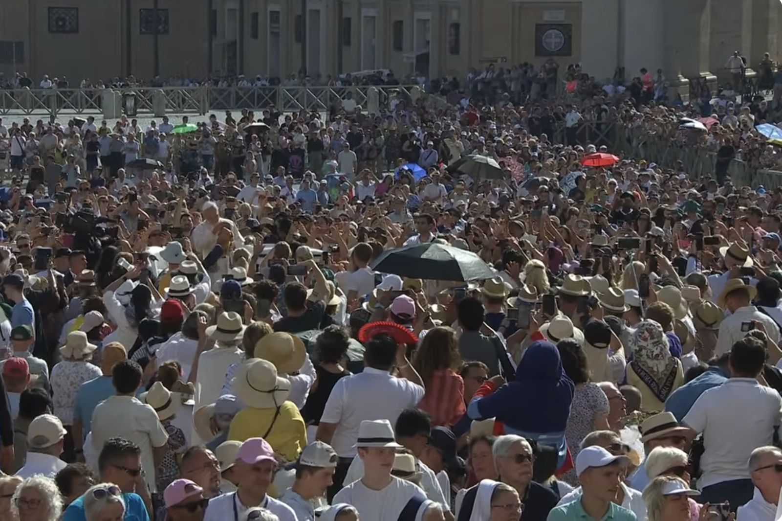 El Papa, en medio de los fieles en la plaza de San Pedro