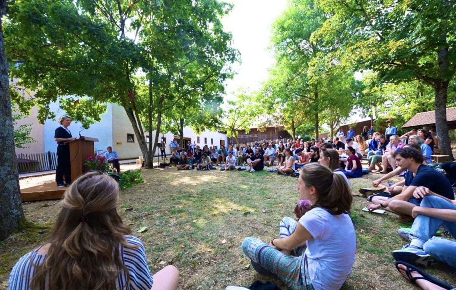 Ursula von der Layen  se dirige a los jóvenes en Taizé