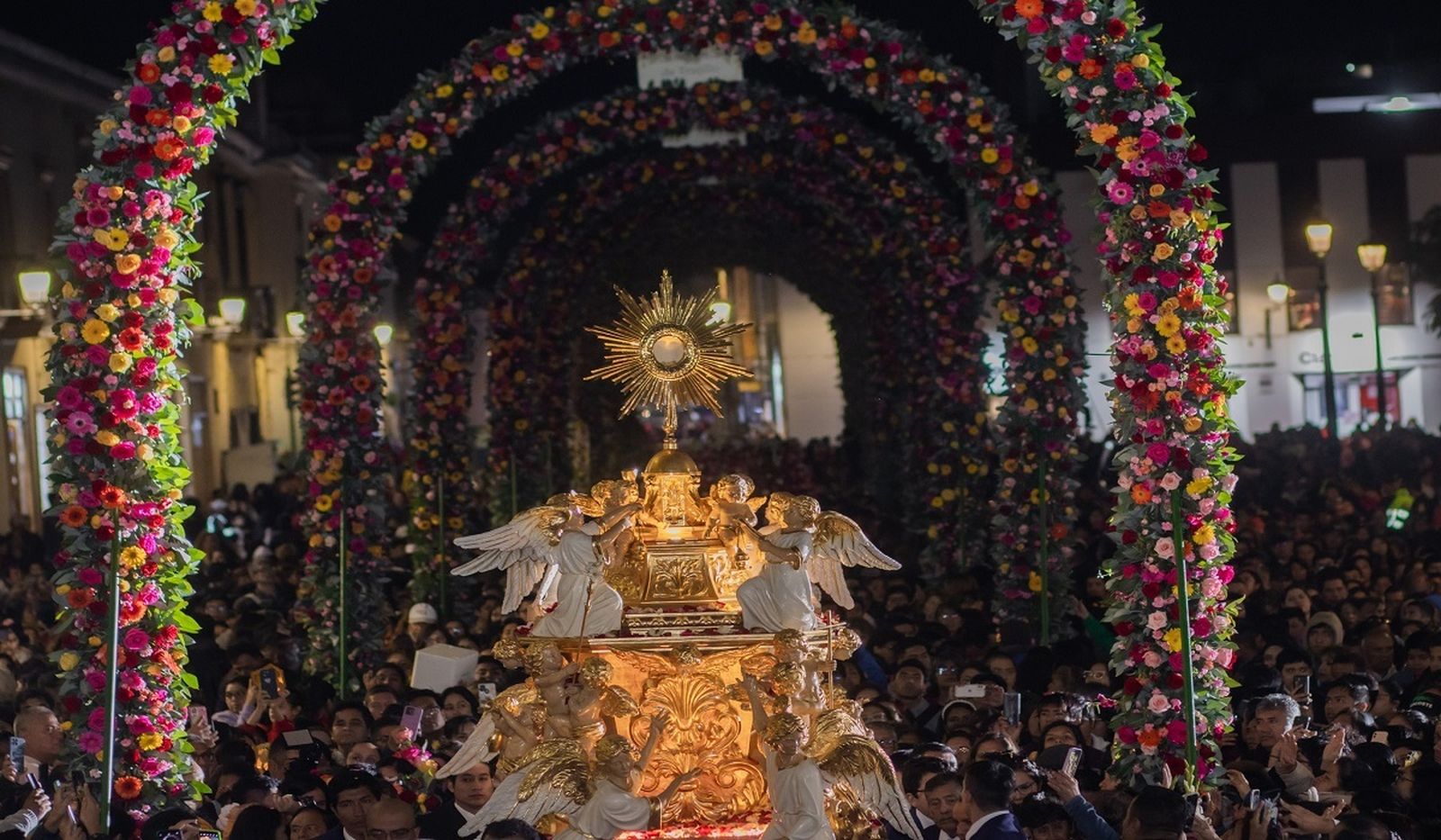 Multitudinaria celebración del Corpus Christi en Trujillo - Perú