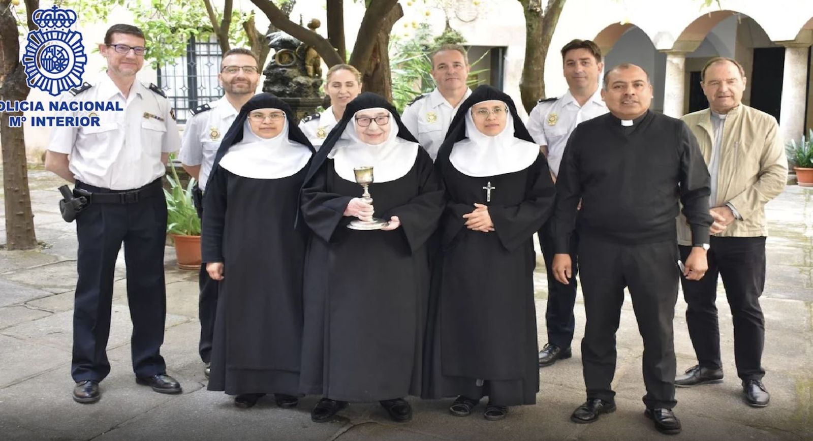 Las monjas de Cáceres, recuperando el cáliz