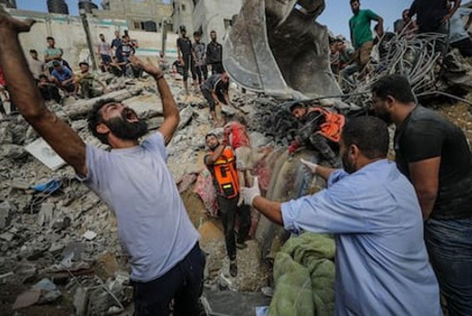 EL PAÍS. Palestinos recuperan el cuerpo sin vida de una niña de entre los escombros de la vivienda de la familia palestina Al Faseih, tras un ataque israelí sobre el campo de refugiados de Al Shatea, este martes. 02 de noviembre, 2023. MOHAMMED SABER (EFE)
