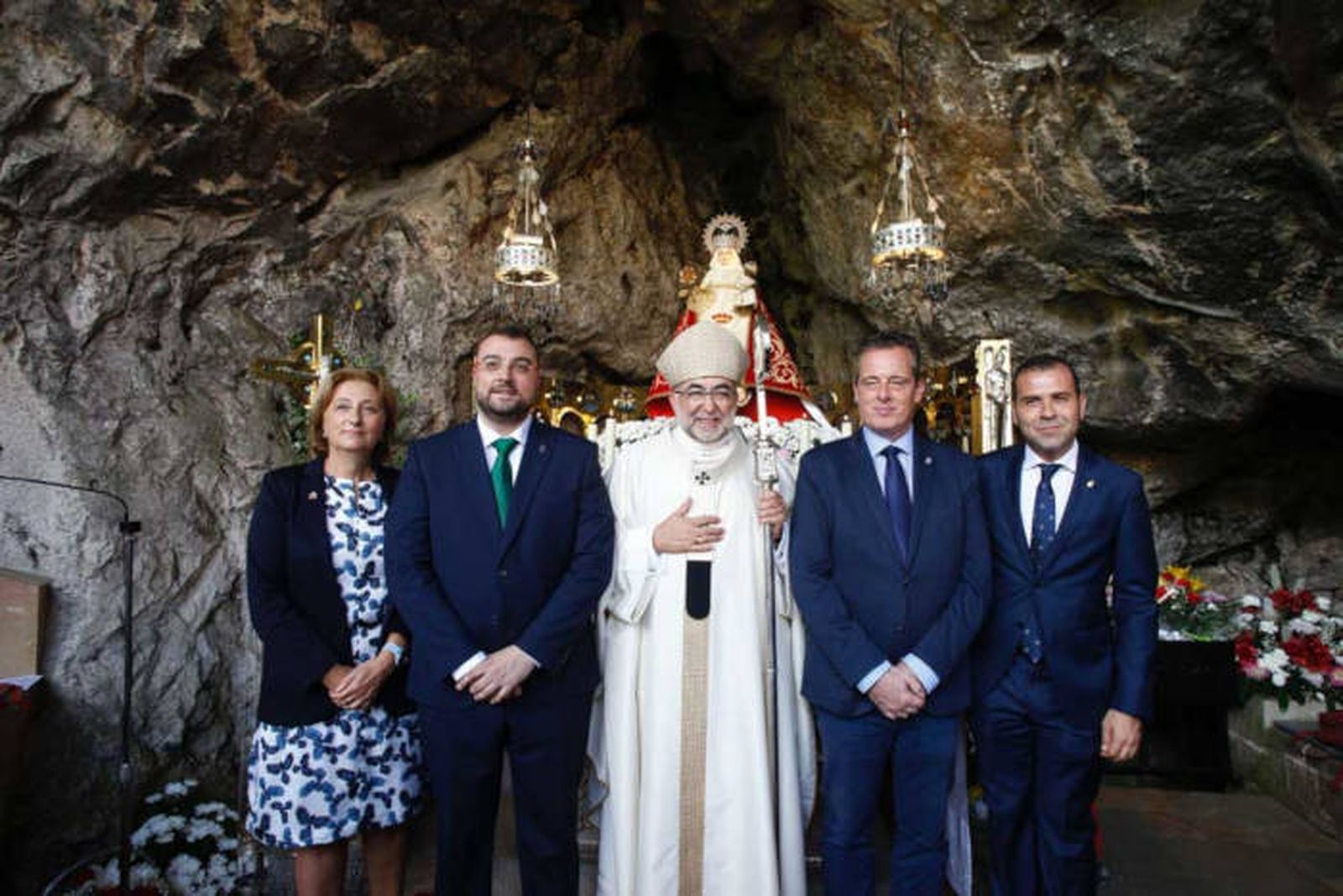 Barbón y Sanz junto a la Santina de Covadonga