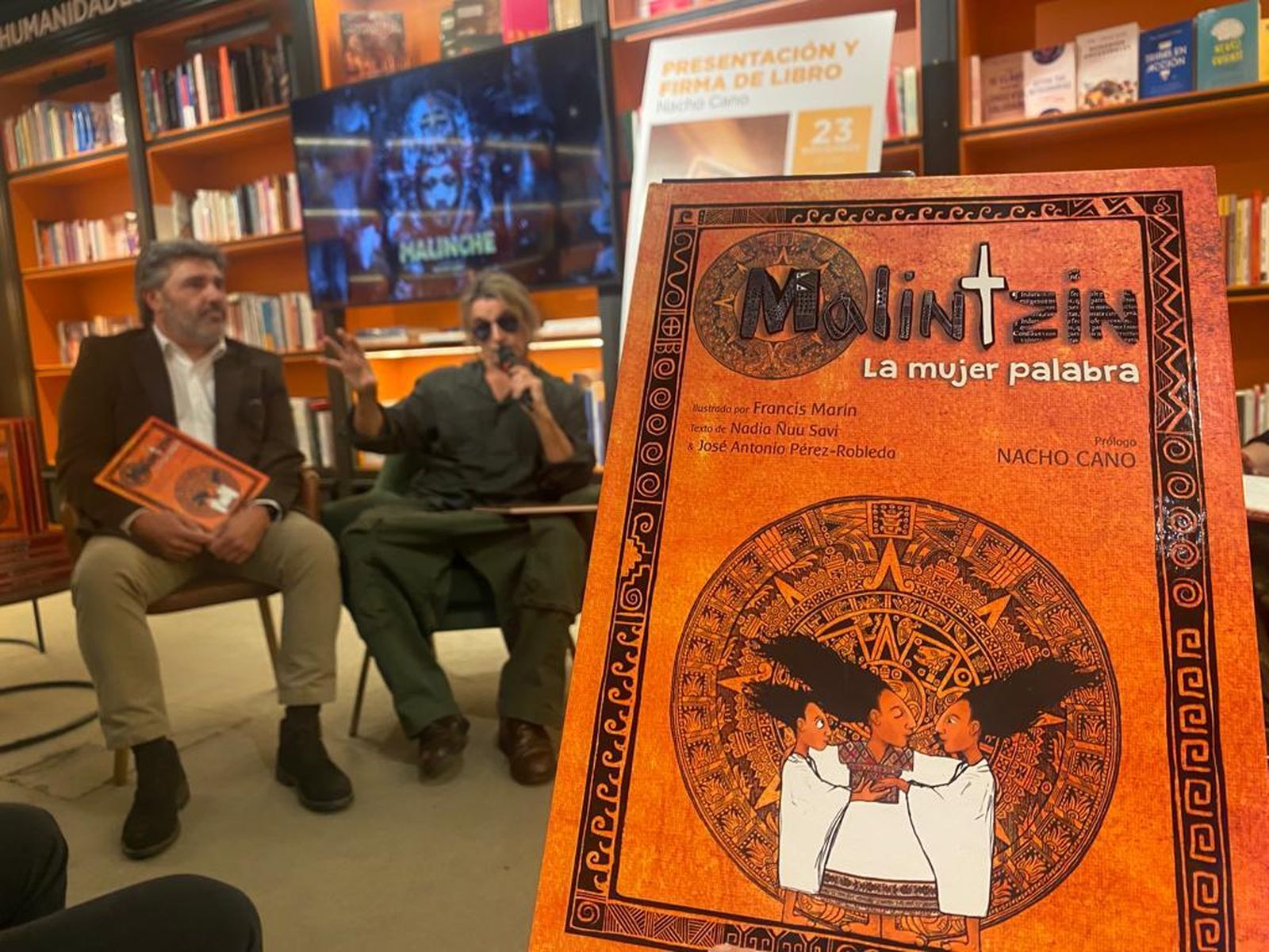 Juan Pedro Castellano, y Nacho Cano, en la presentación de Malintzin (Fundación Edelvives)