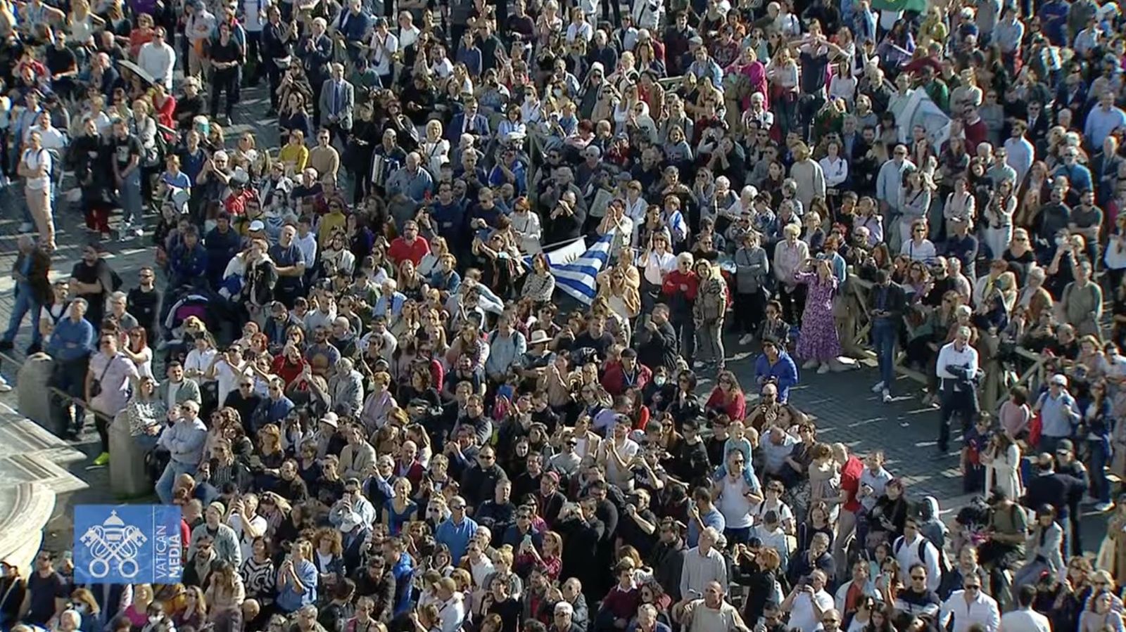Fieles en la plaza de San Pedro