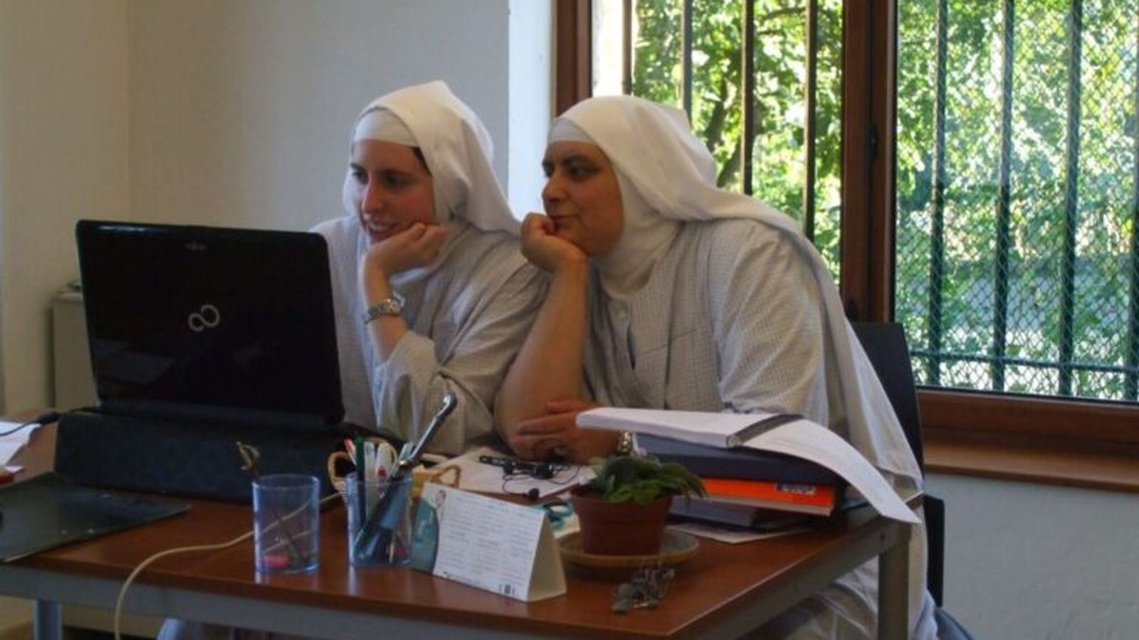 Las exclarisas esperan respuestas on line