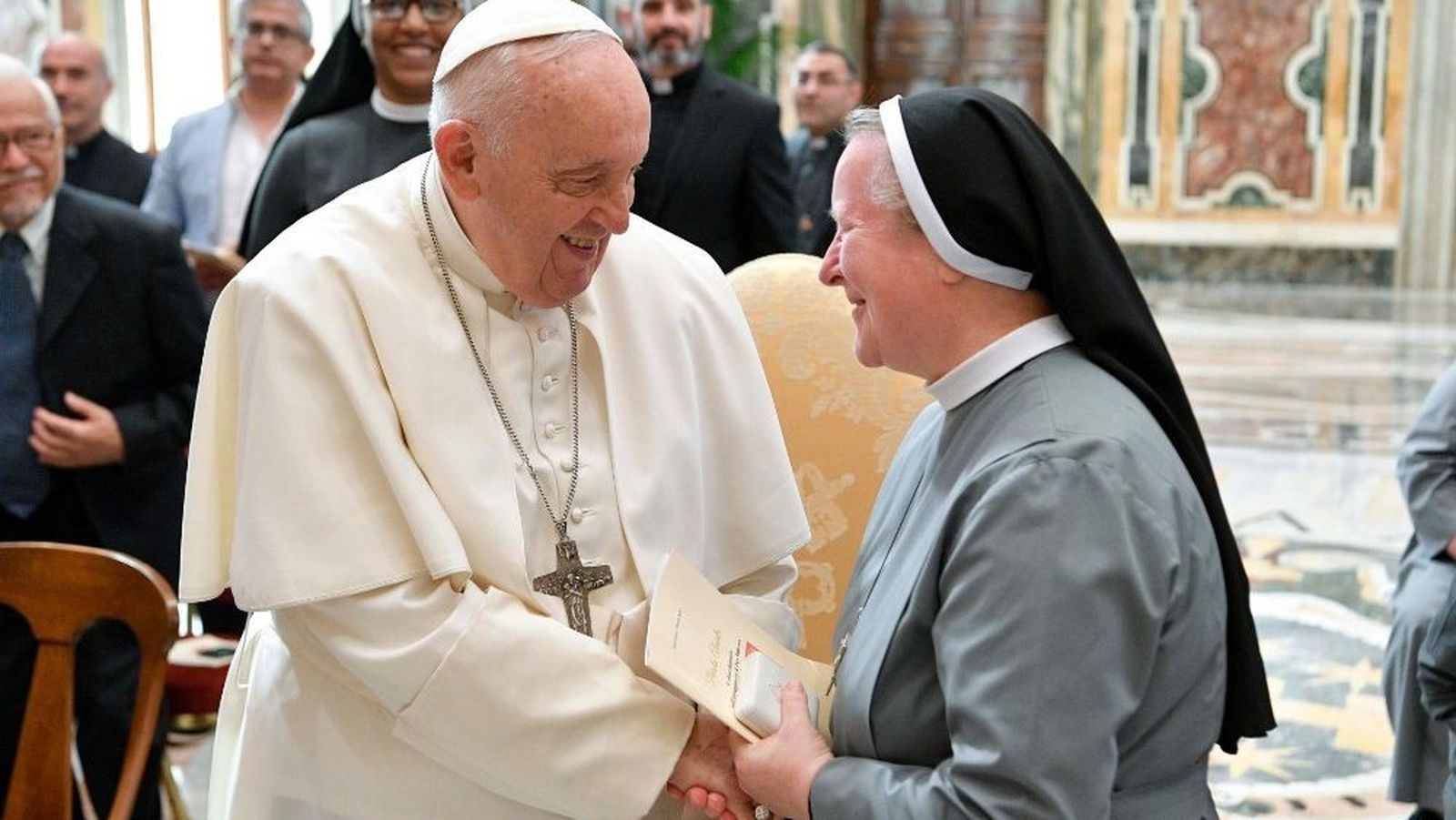Francisco saluda a una religiosa barnabita