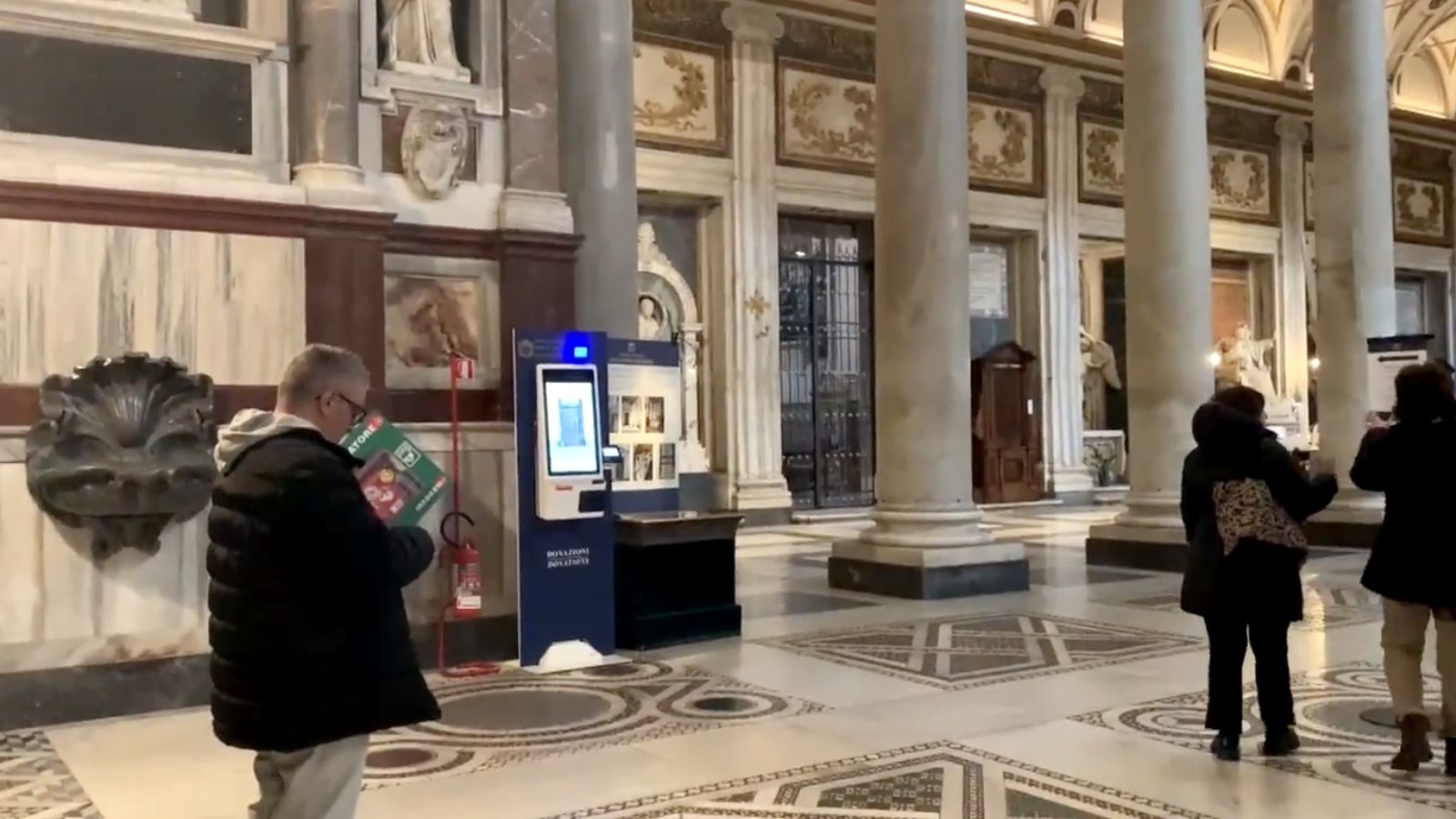 Cajero para donativos en Santa María la Mayor. Roma.