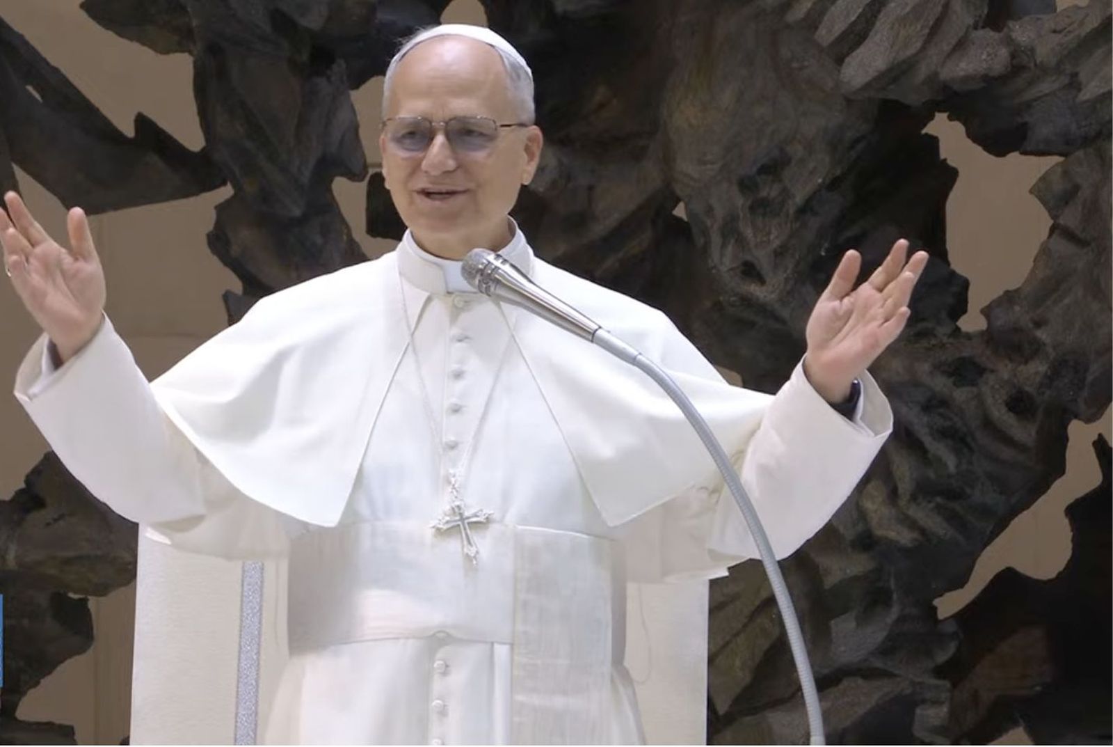 León XIV saluda a los empleados de la Curia vaticana