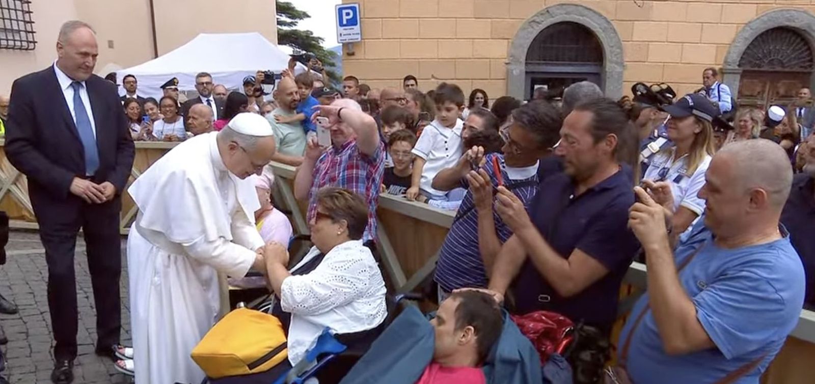 El Papa saludó a varios enfermos al término del Angelus