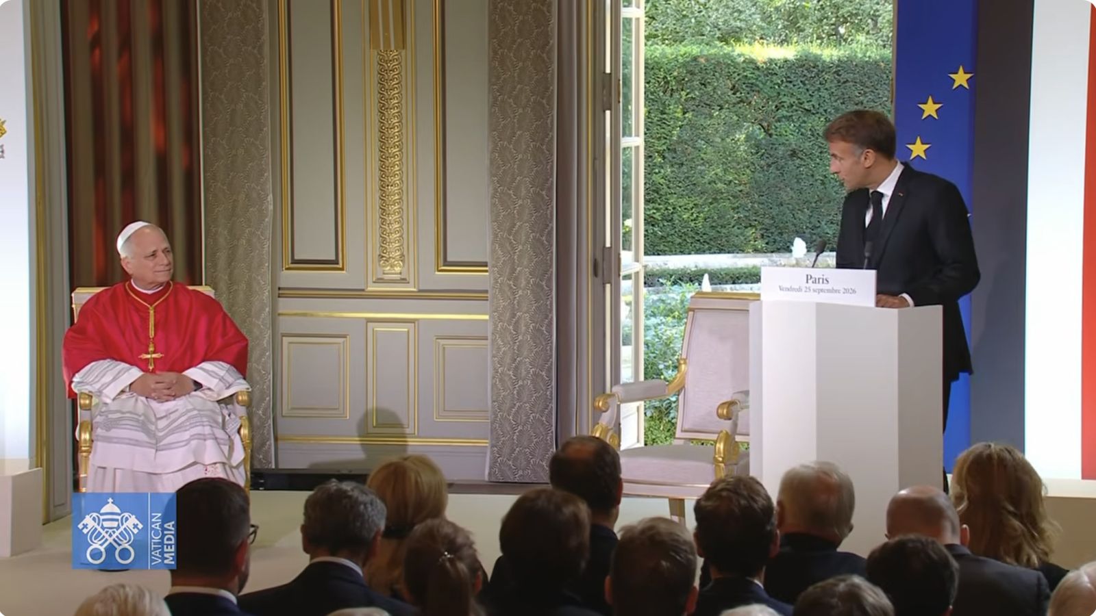 Macron se dirige al Papa en el encuentro con las autoridades en el Palacio del Elíseo