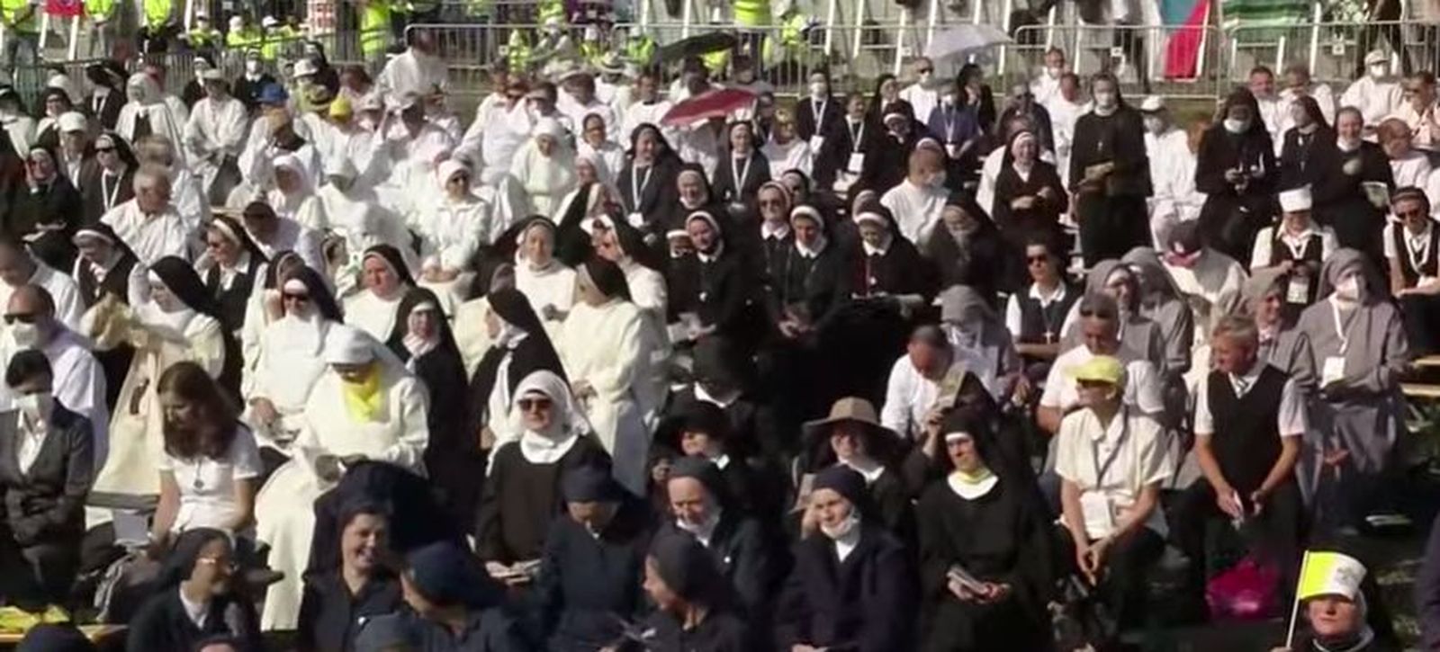 Miles de fieles esperan al comienzo de la misa