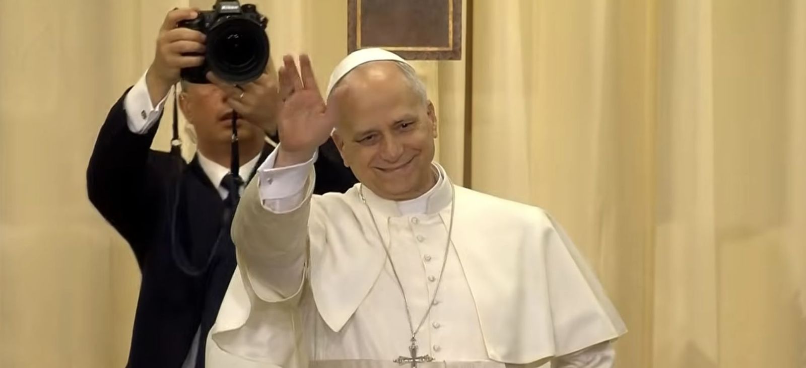 León XIV saluda a los pacientes del hospital