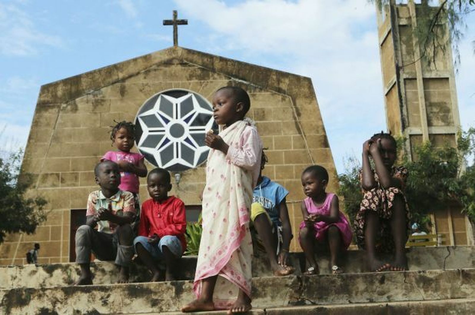 Niños delante de una iglesia en Mozambique