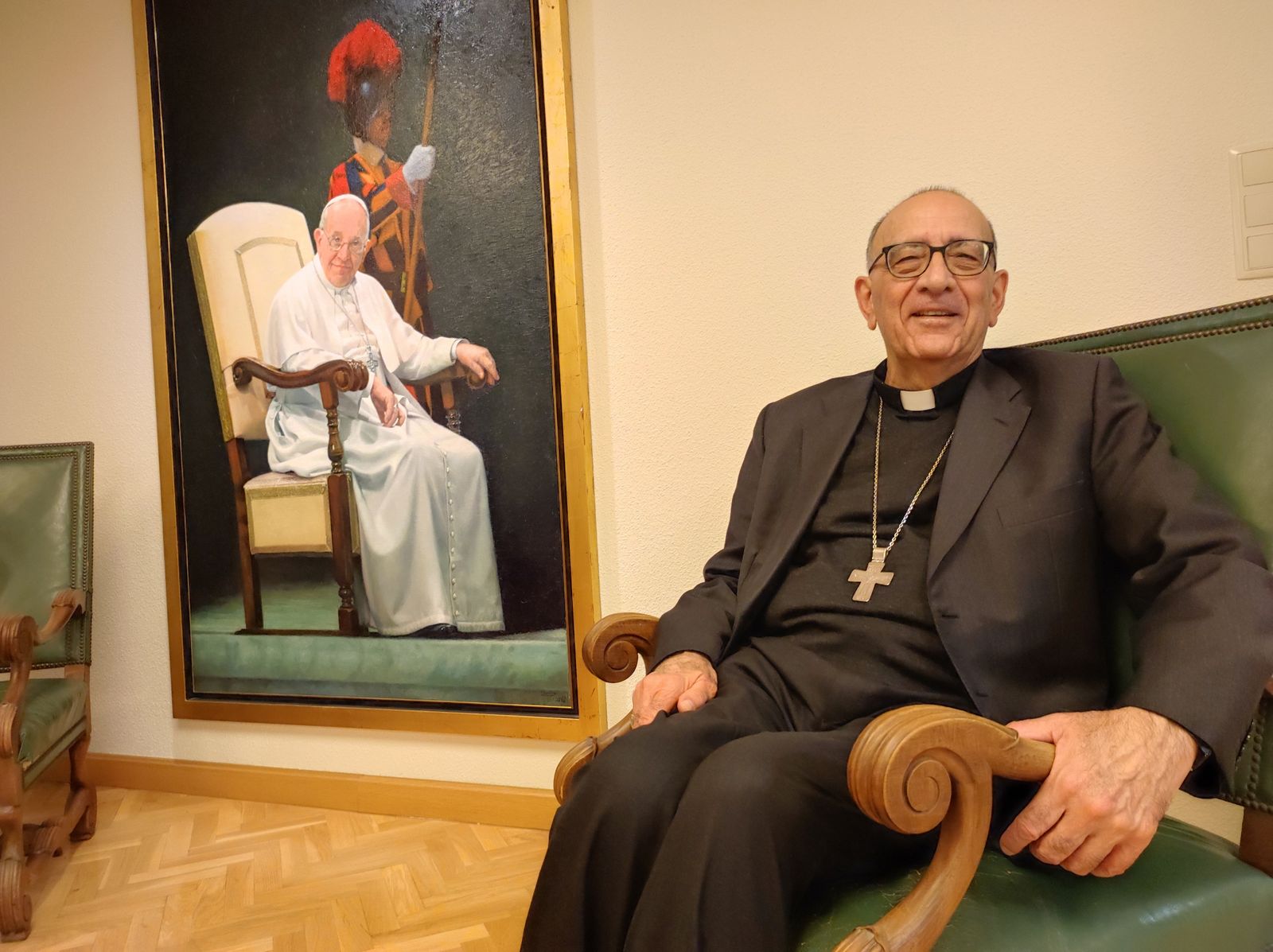 El cardenal Omella, ante el retrato del Papa en Añastro