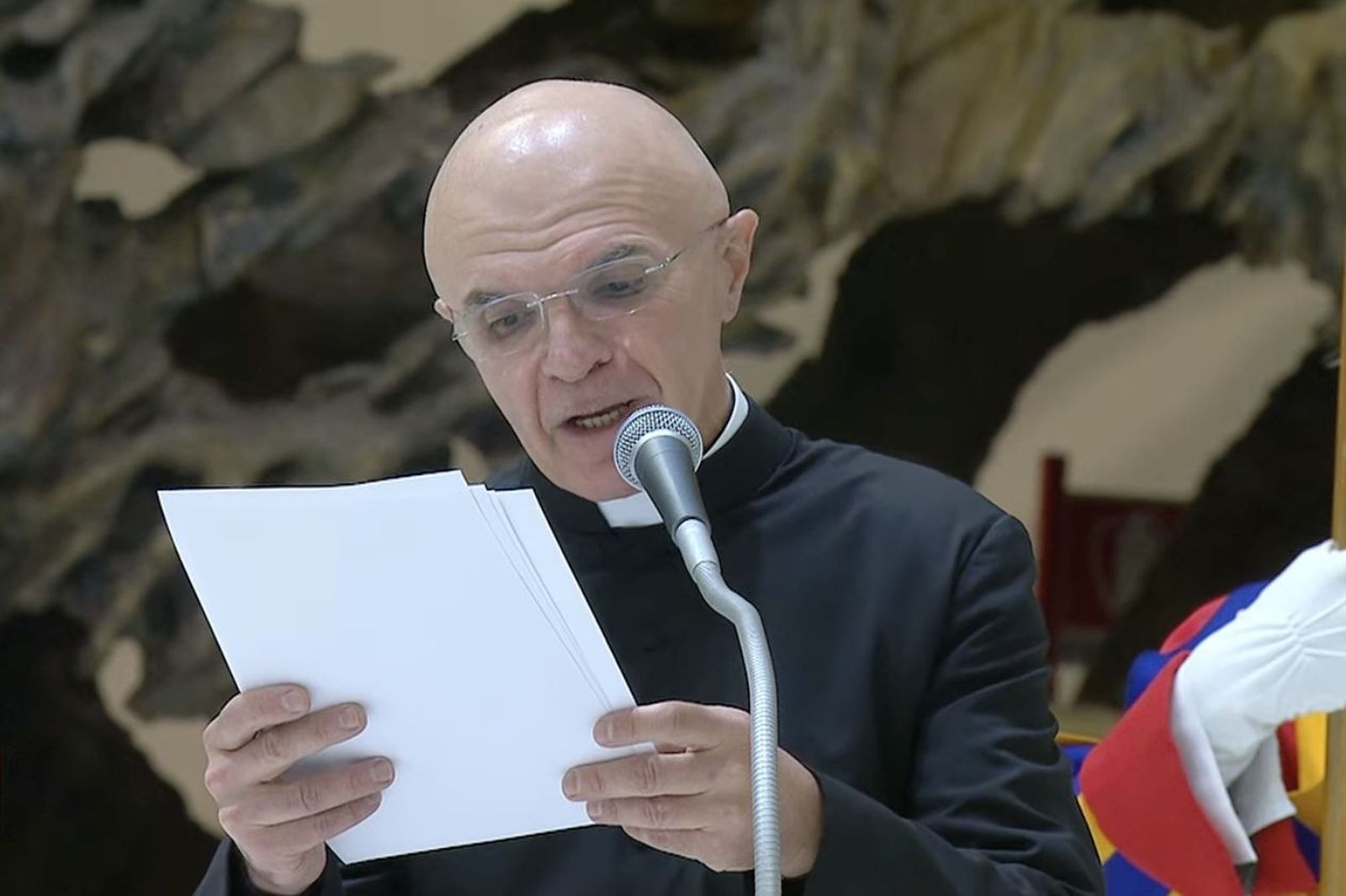 El oficial de la Secretaría de Estado que leyó la catequeis del Papa
