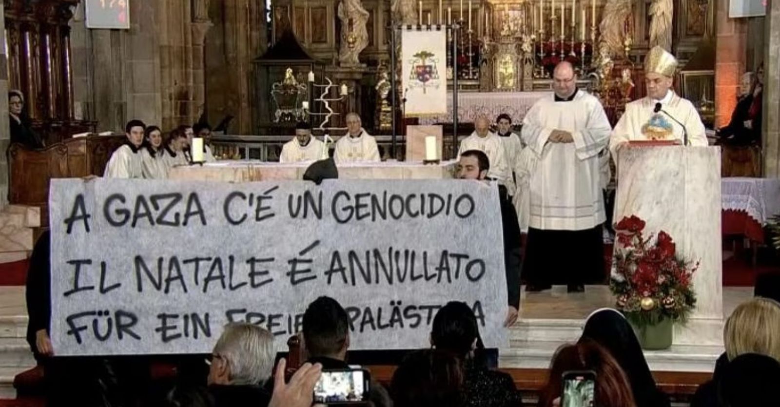 Manifestantes pro palestinos interrumpen la misa de Navidad en la catedral de Bolzano