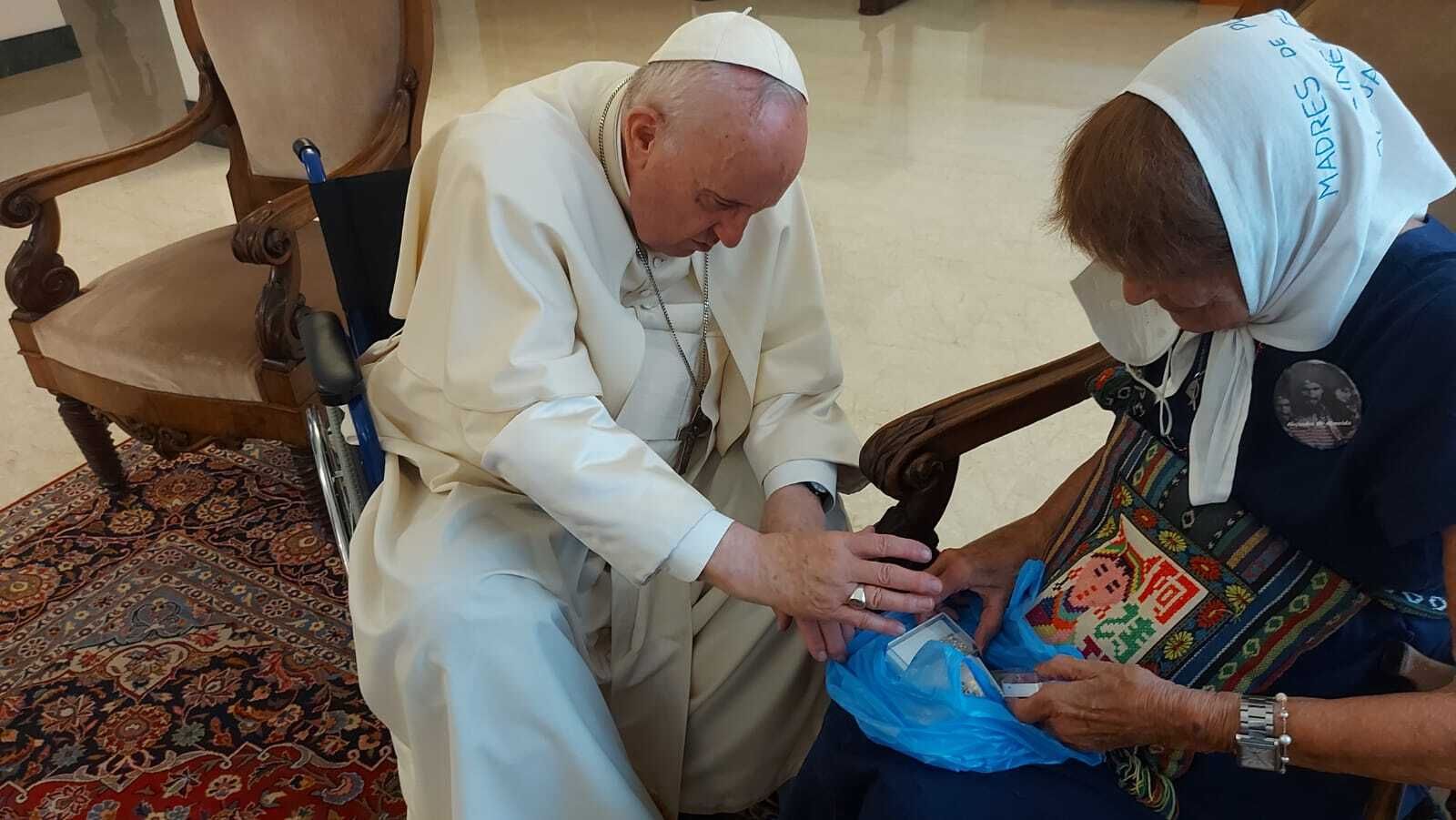 Francisco recibió a una Madre de Plaza de Mayo, y deja abierta la puerta a un viaje a Argentina