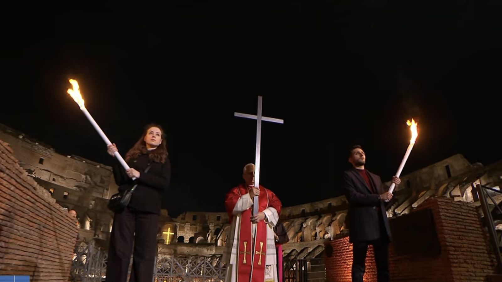 León XIV porta la cruz en el Coliseo