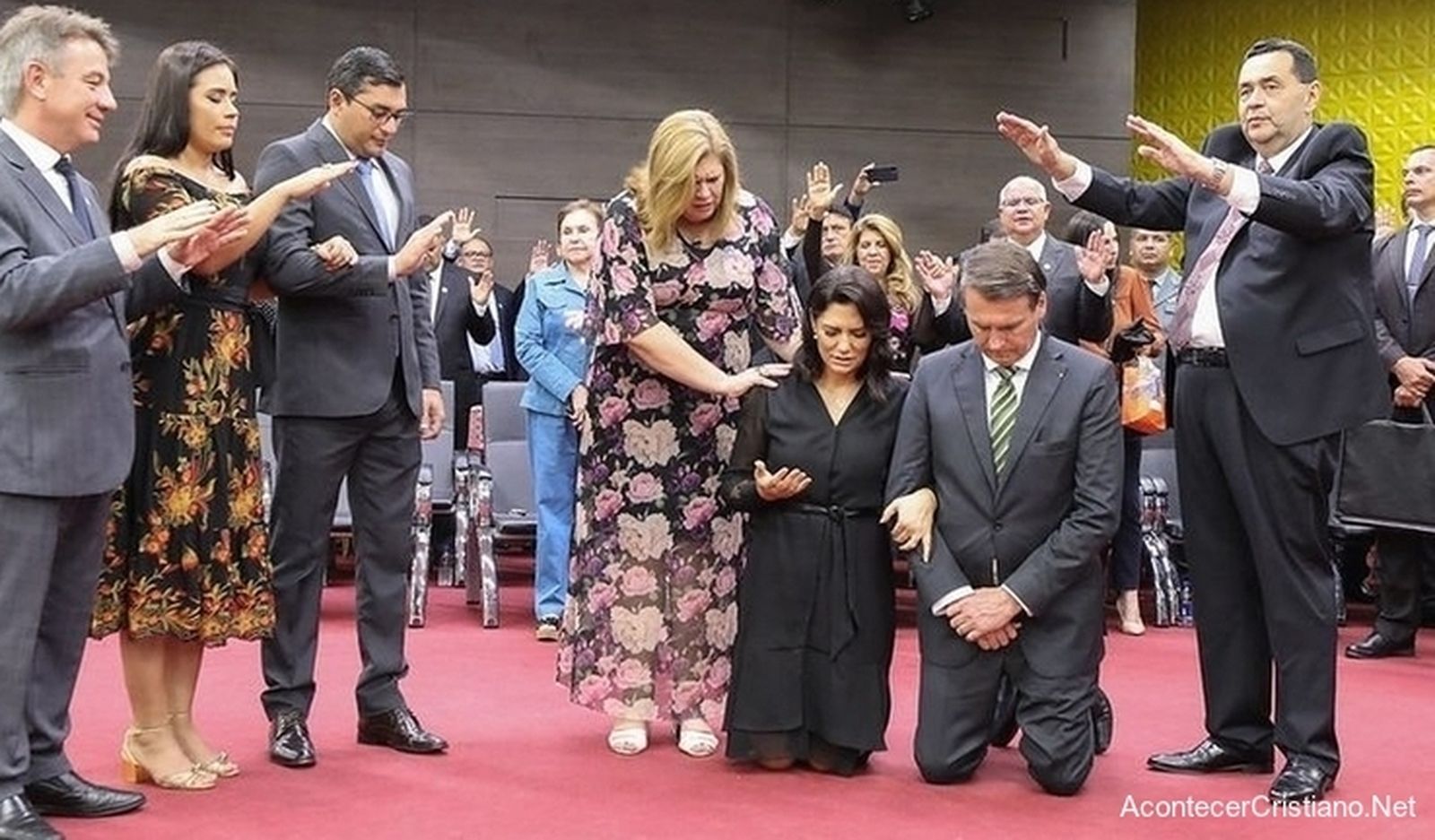Pastores rezando con Bolsonaro