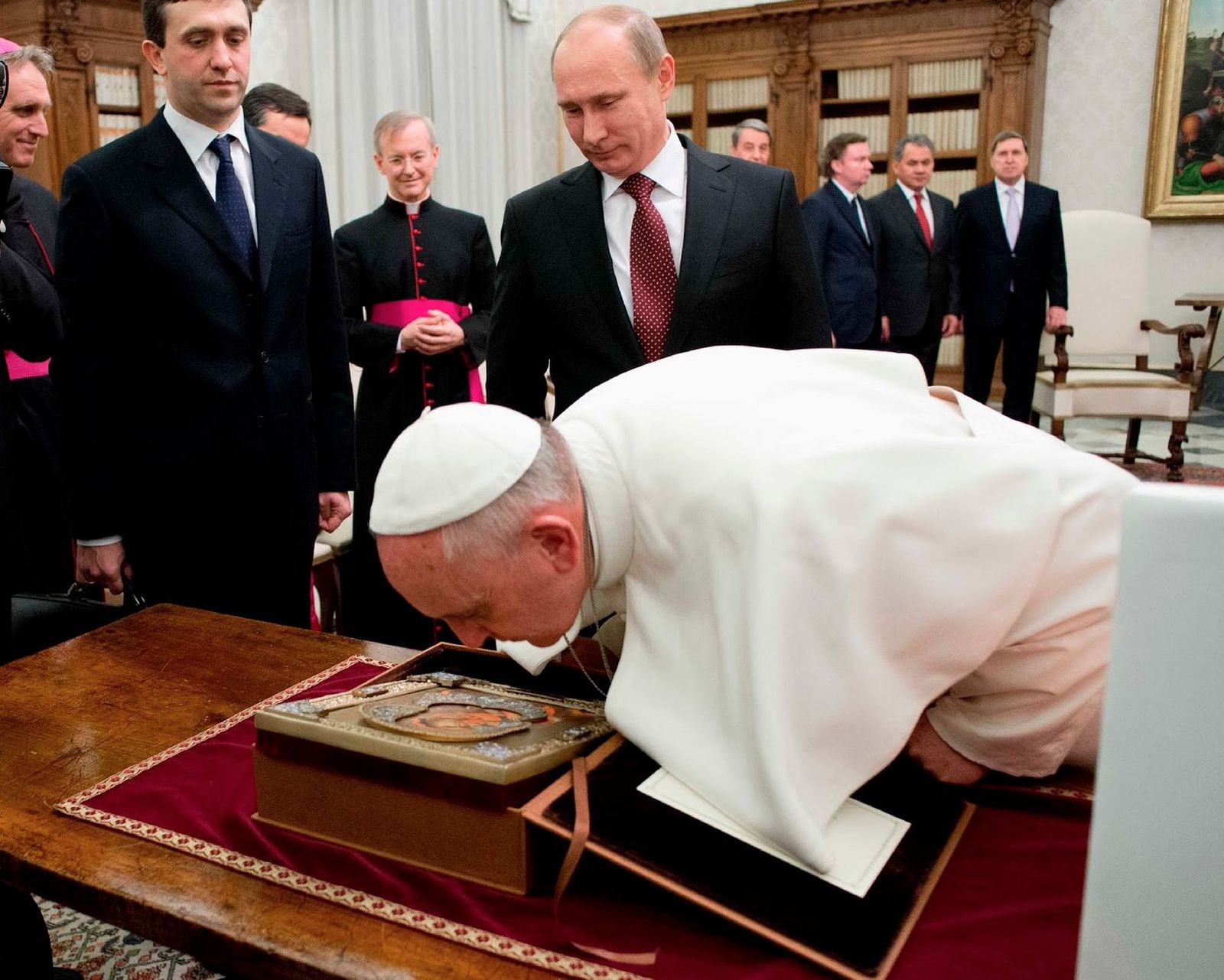 El Papa mira detenidamente un regalo de Putin