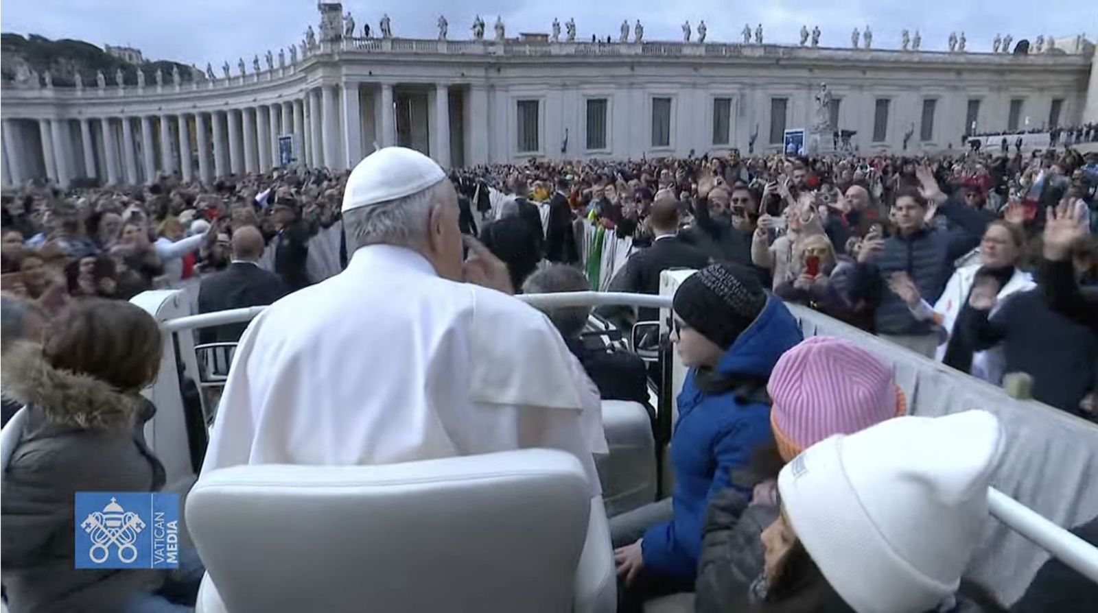 Francisco, acompañado por un grupo de niños en el papamóvil