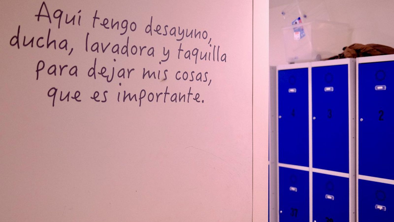 Un momento de compañerismo rompe la rutina de soledad en la calle.